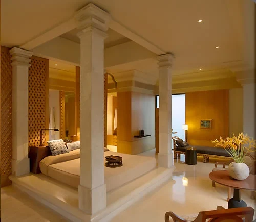 ID - Amanjiwo - Suite bedroom.webp