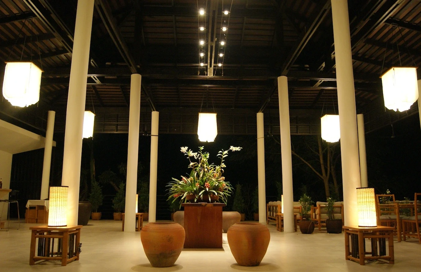 LA - The River Resort - Lounge at night.webp