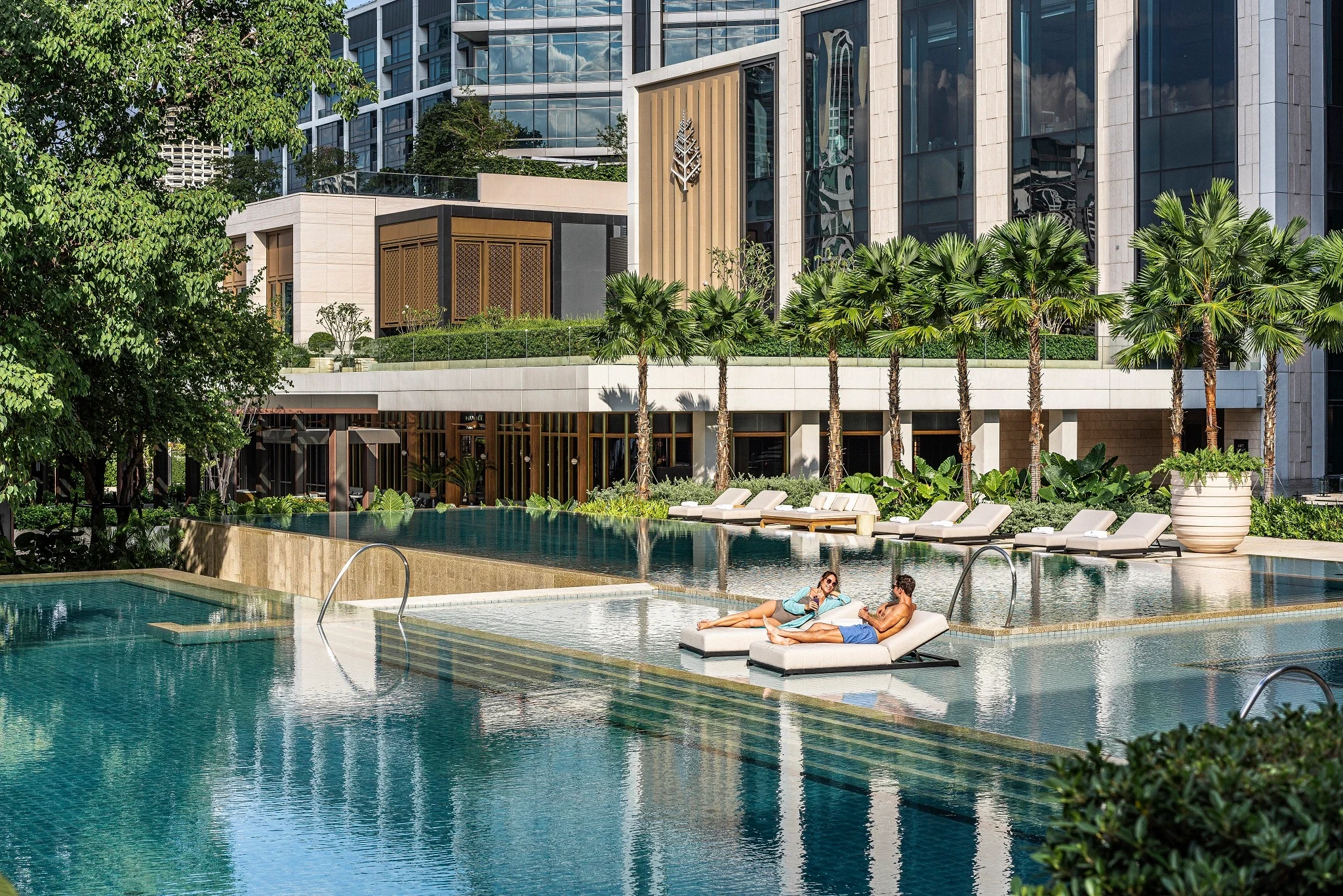 TH-Accommodatie-Four Seasons Bangkok-pool Couple Lifestyle (4).webp