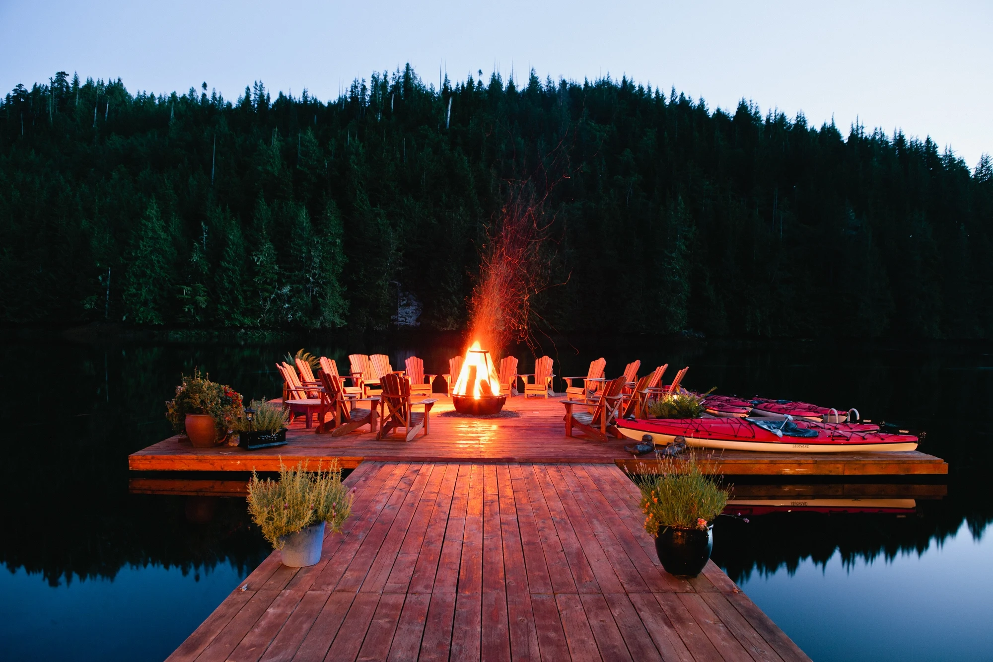 CA - Nimmo Bay Resort - Nimmo - kampvuur.webp