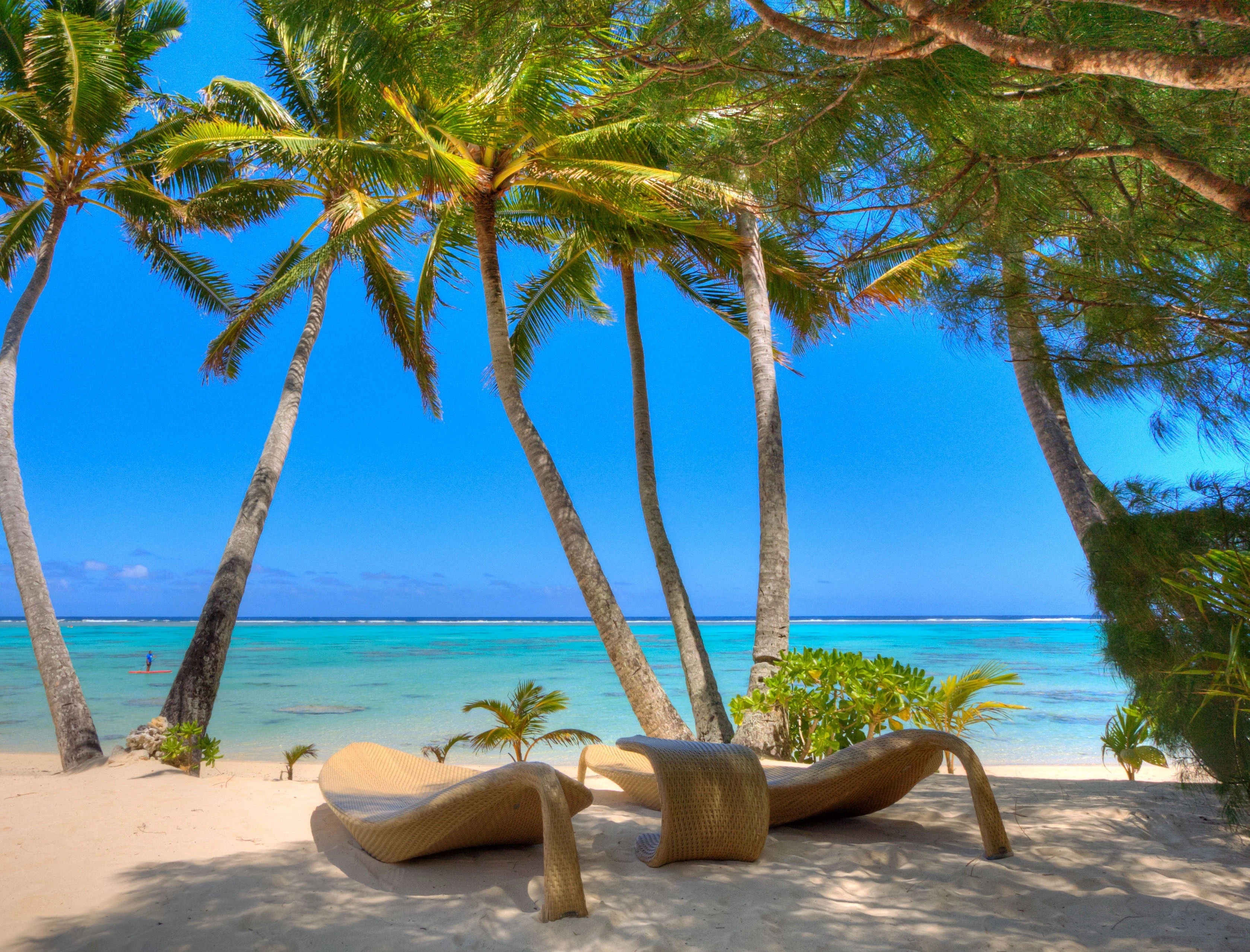 CK-Accommodatie-Little-Polynesian-beach-sun-loungers.webp
