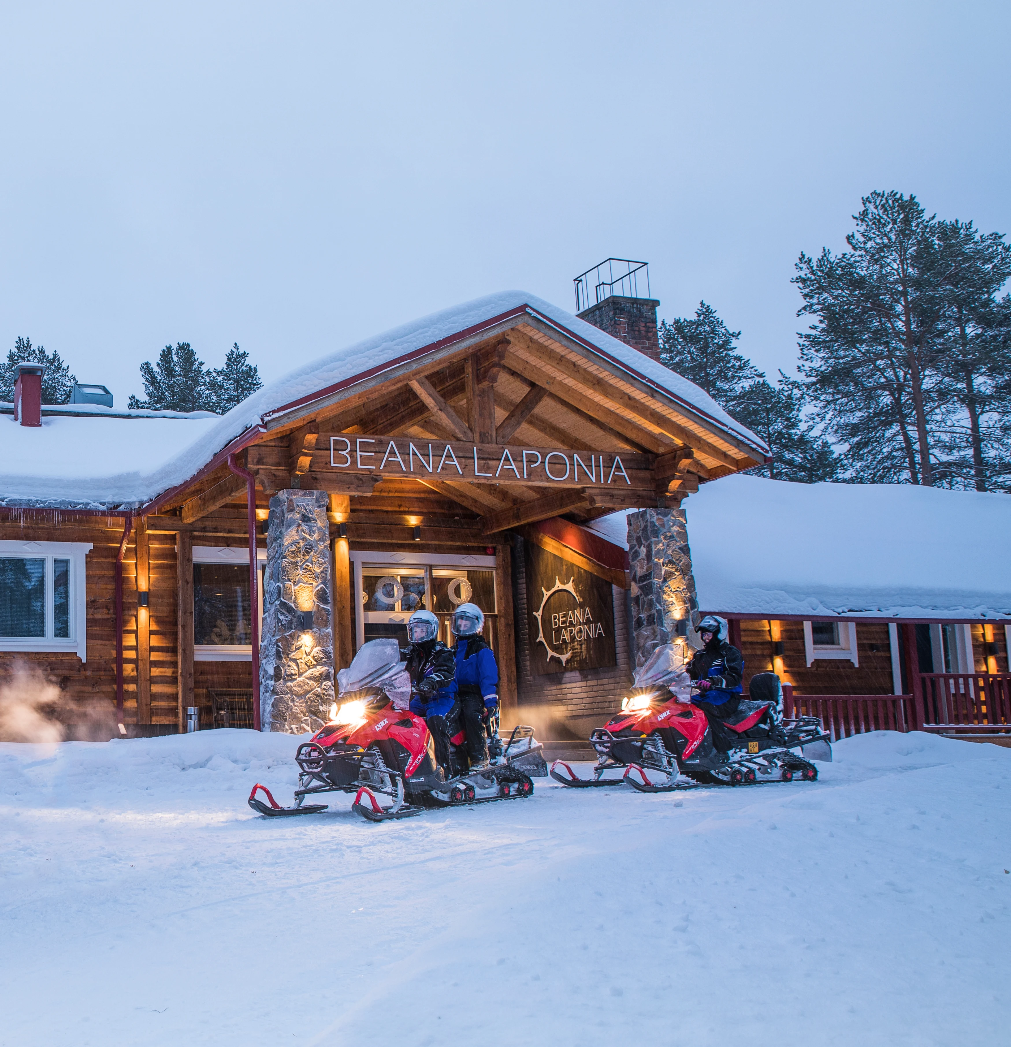 FI-Accommodatie-Beana-Laponia-Front-Entrance-Snowmobiles.webp