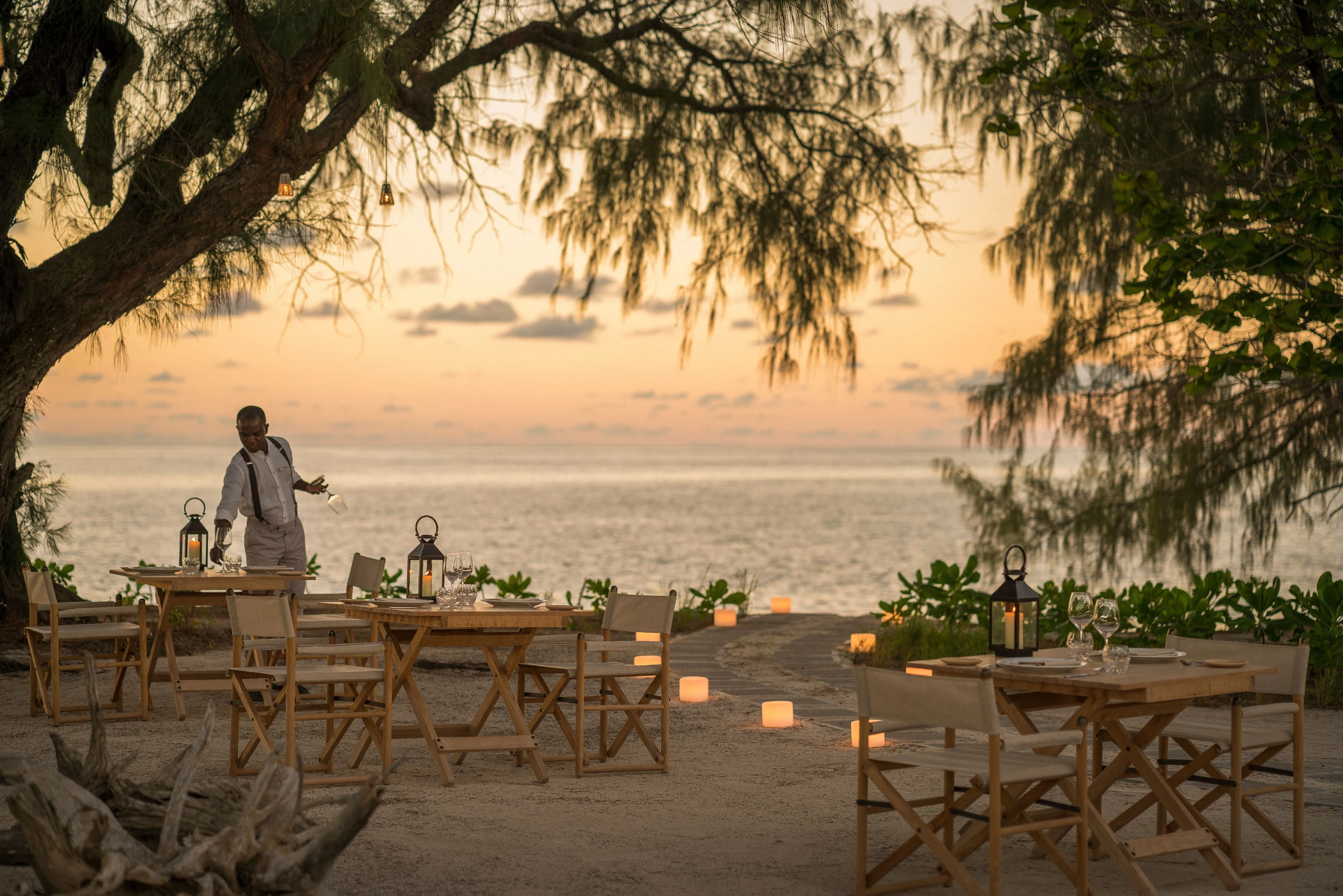 SC_-_Four_Seasons_Desroches_-_Dining-1.webp
