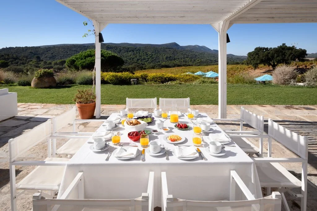 PT-Casa-Palmela-Breakfast-on-the-terrace.webp