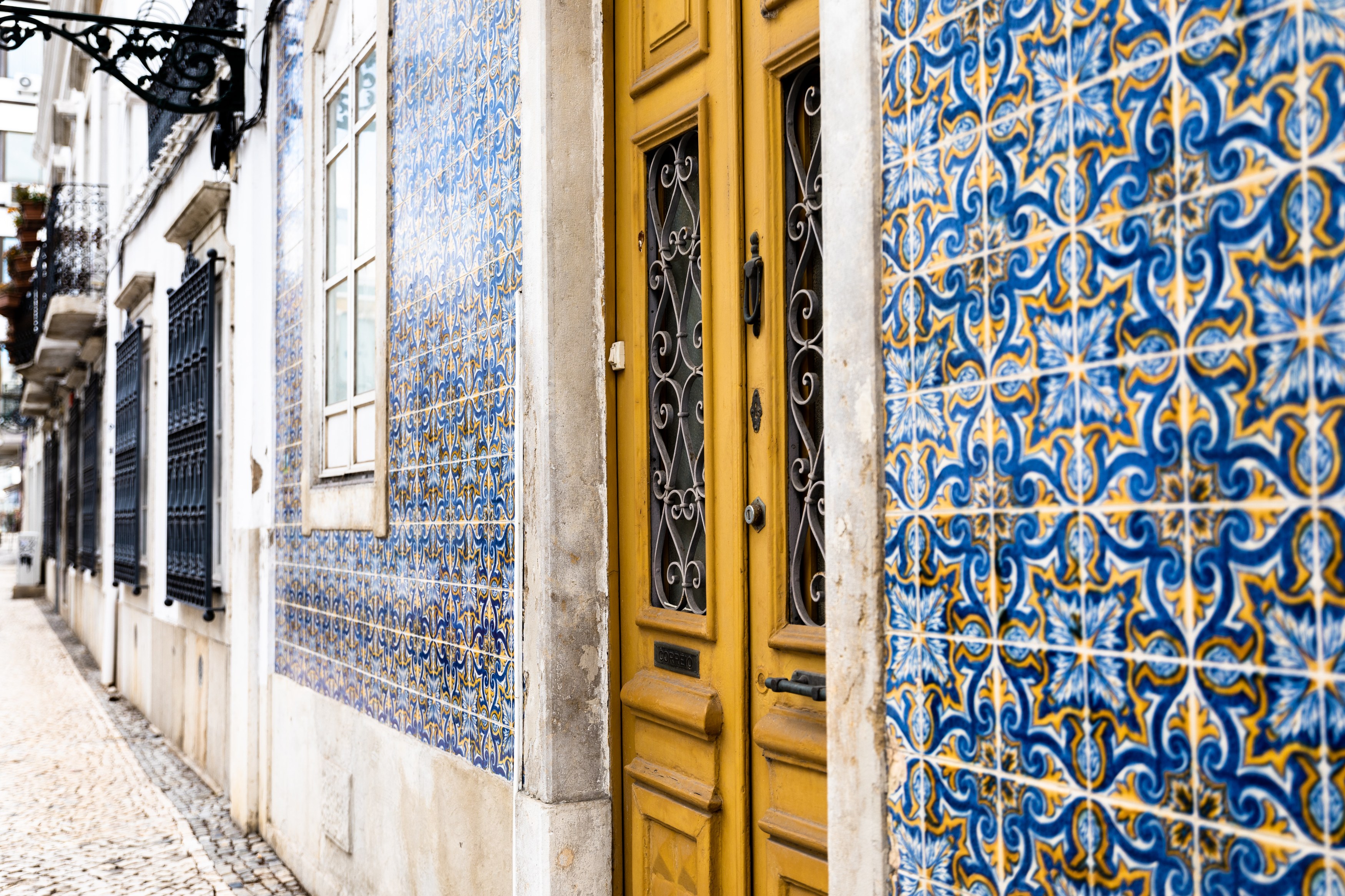 PT - Faro - Azulejo_art_details_house.jpg