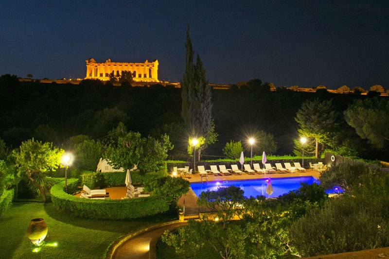 IT - Accommodatie - Hotel Villa Athena - Pool at night.jpg