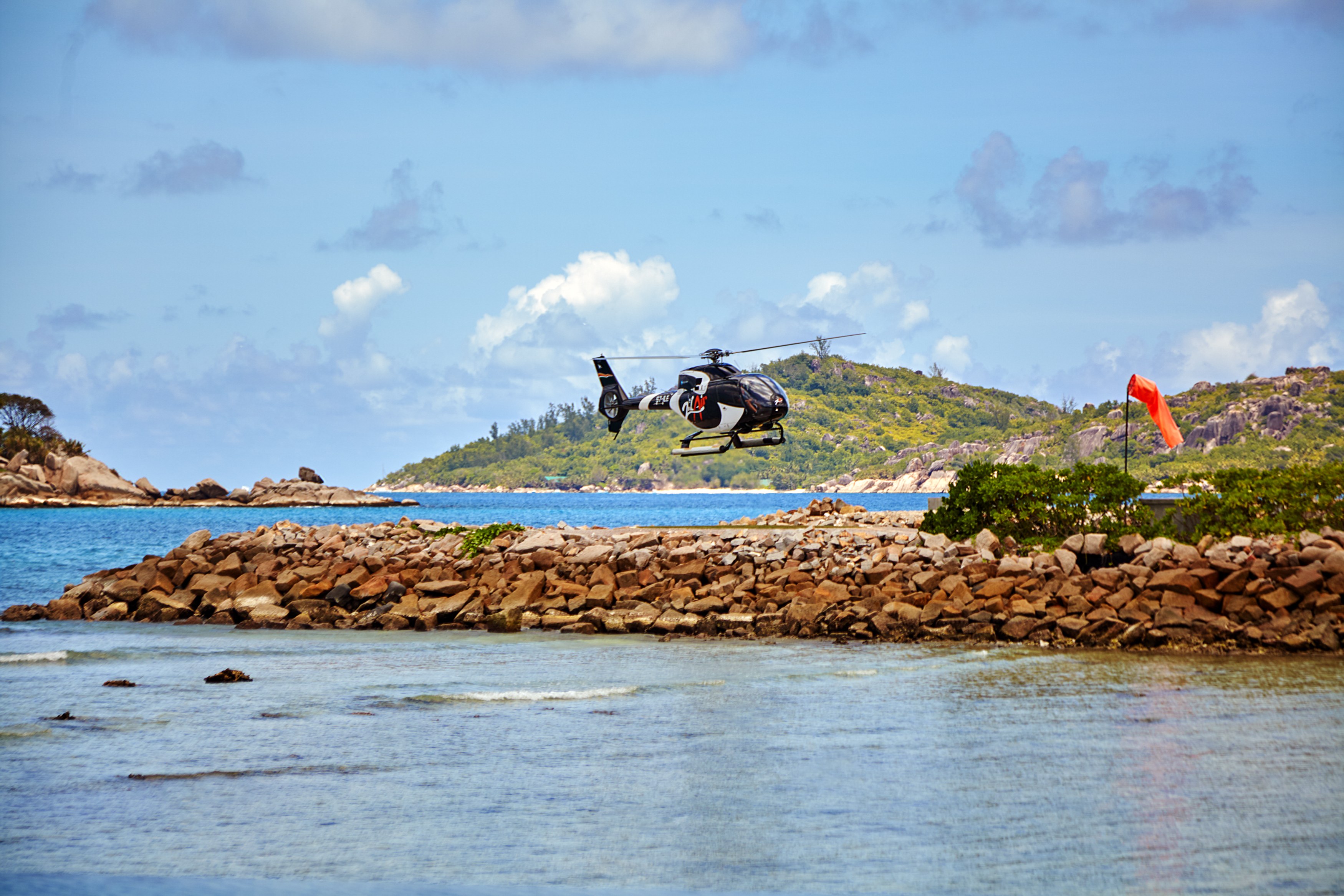 SC-accommodatie-Six-Senses-Zil-Pasyon-Helicopter-service.jpg