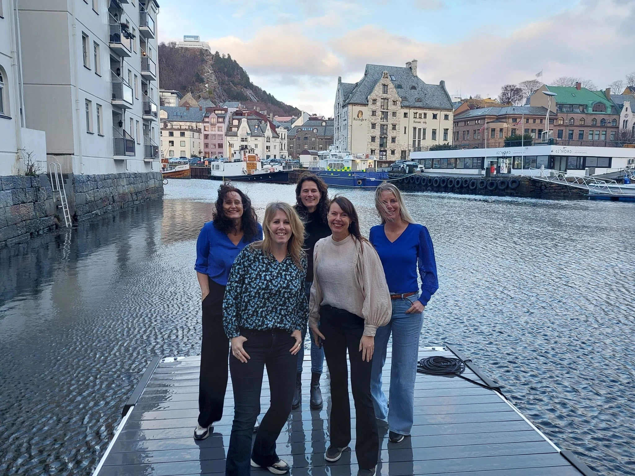 NO-Studiereis-Groep foto aan het water.webp