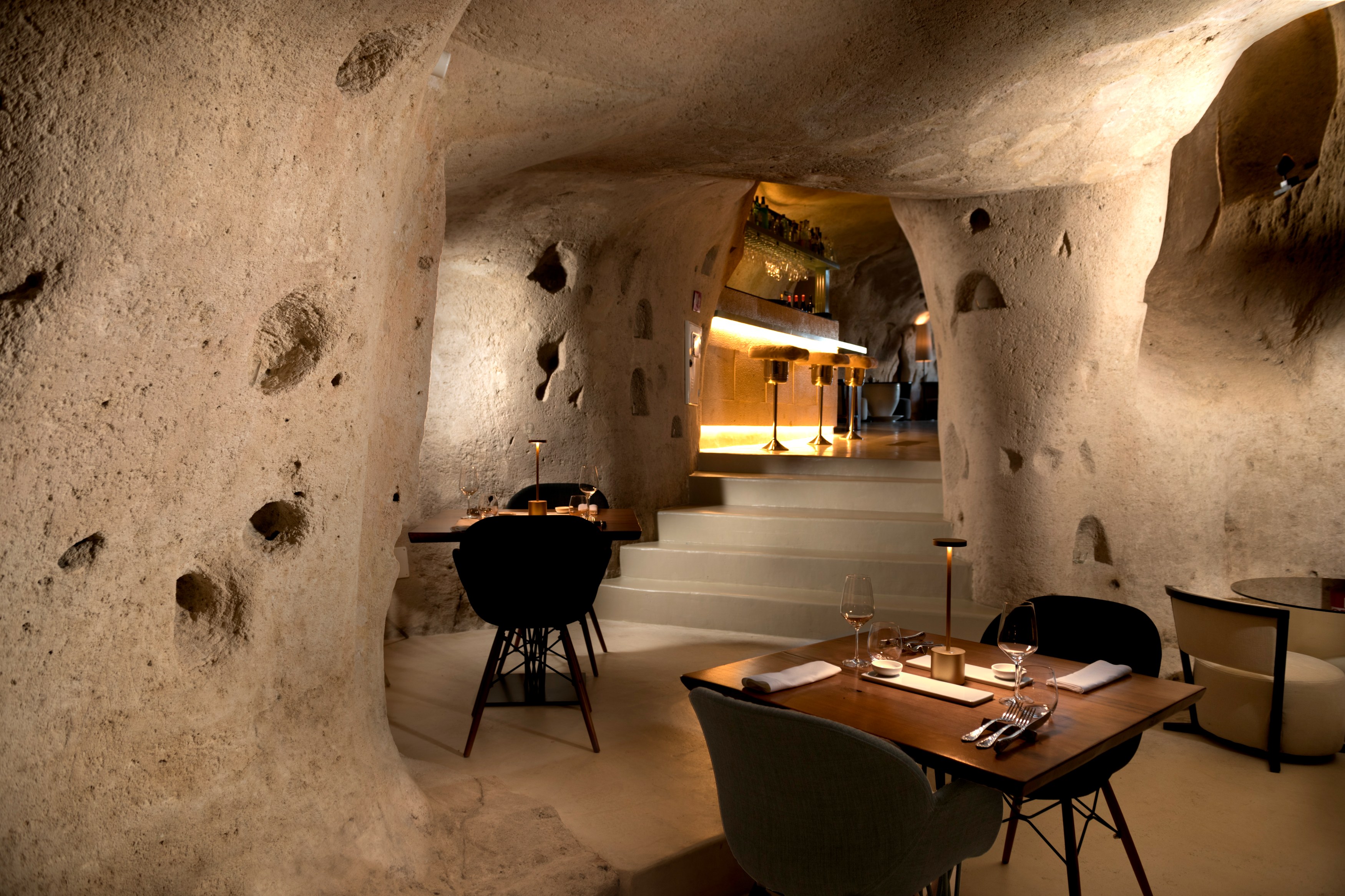 IT-Accommodatie-Sant'Angelo Luxury Resort-restaurant diner table.jpg