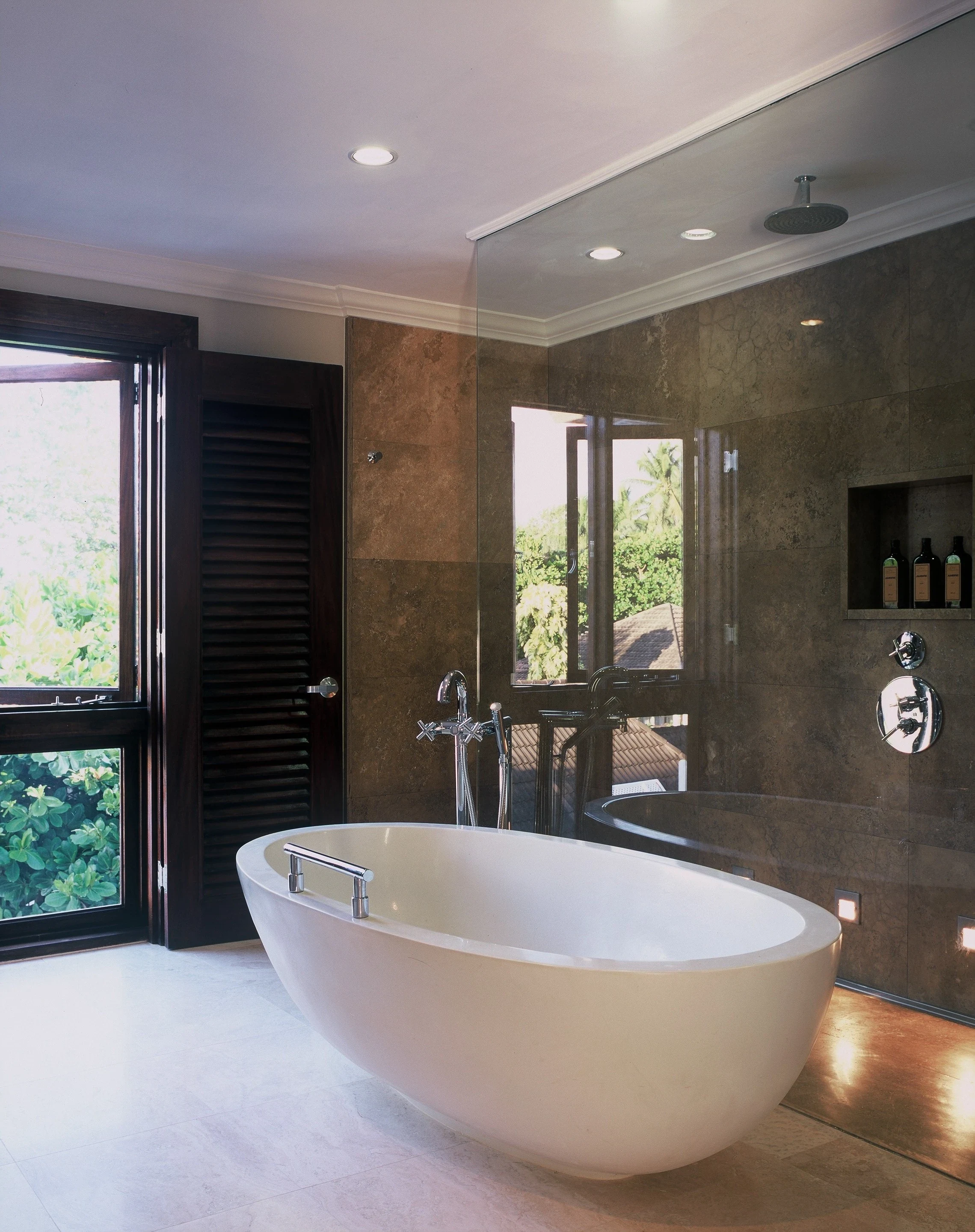 BB - The Sandpiper - Tree top suite bathroom.webp