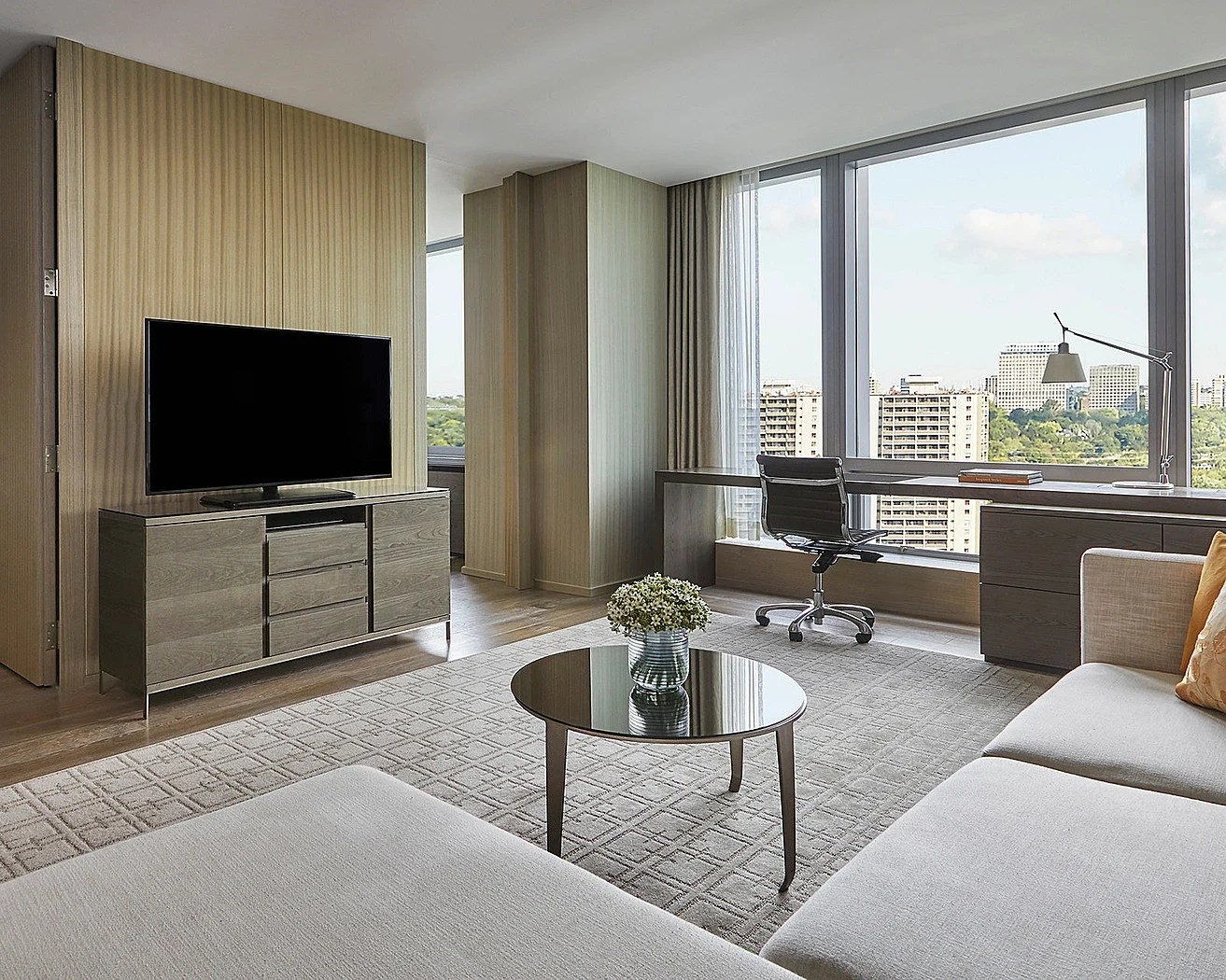 CA - Four Seasons Toronto - Livingroom.webp