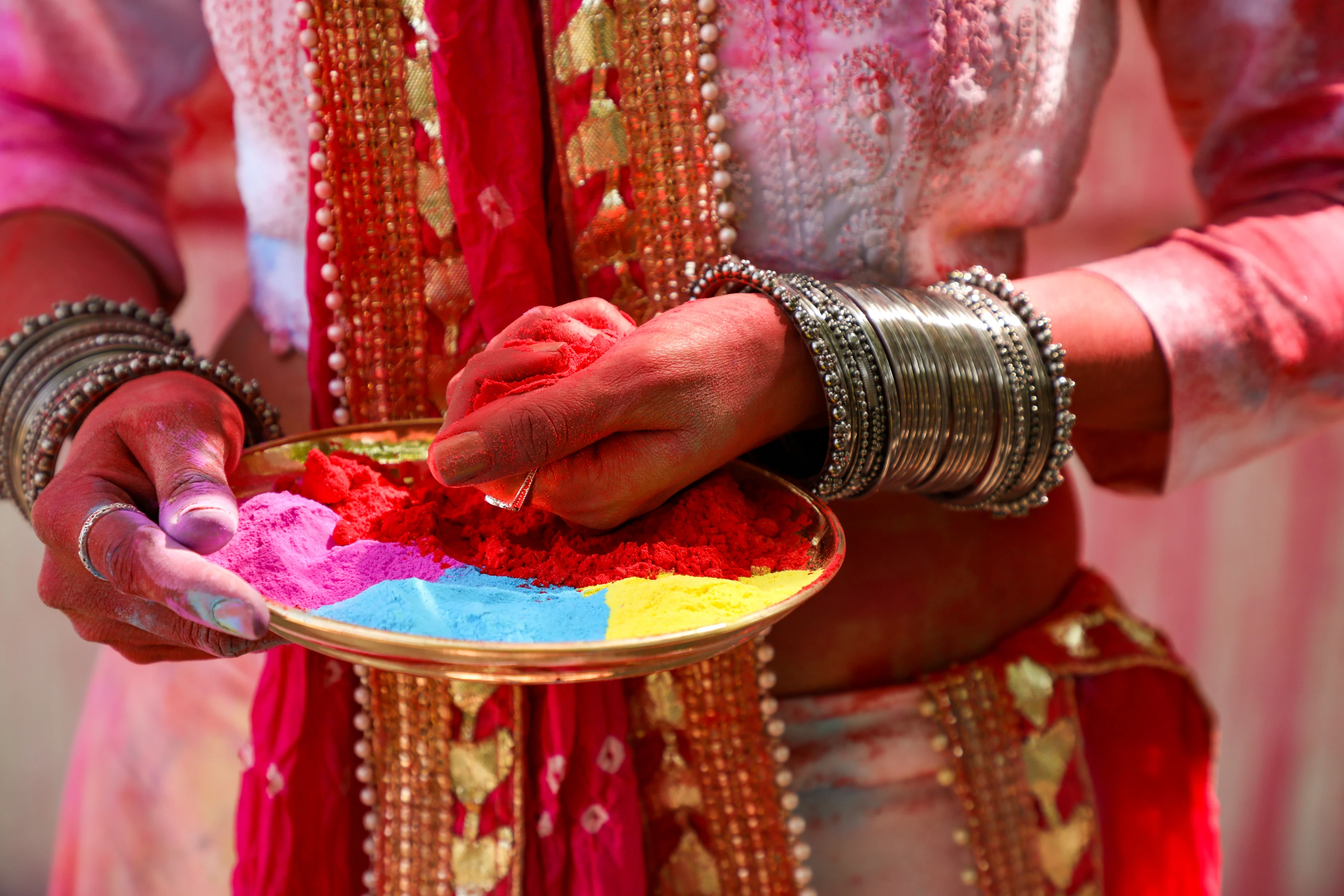 ID - Woman - Holi festival.webp