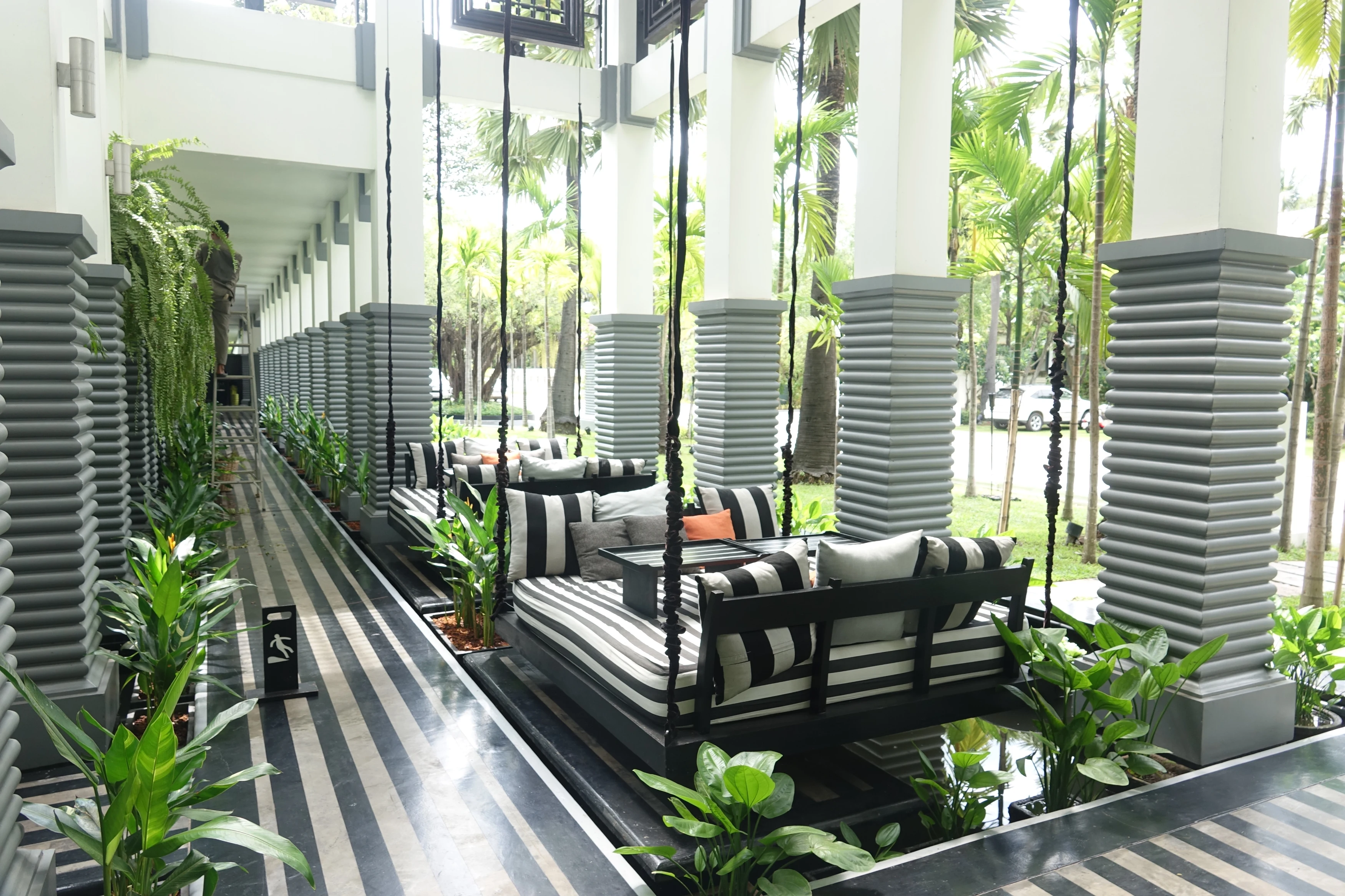 KH-Studiereis Evelyn 2023-Accommodatie-Shinta Mani Angkor-restaurant aan Angkor zijde Khmer fine dining (3).webp