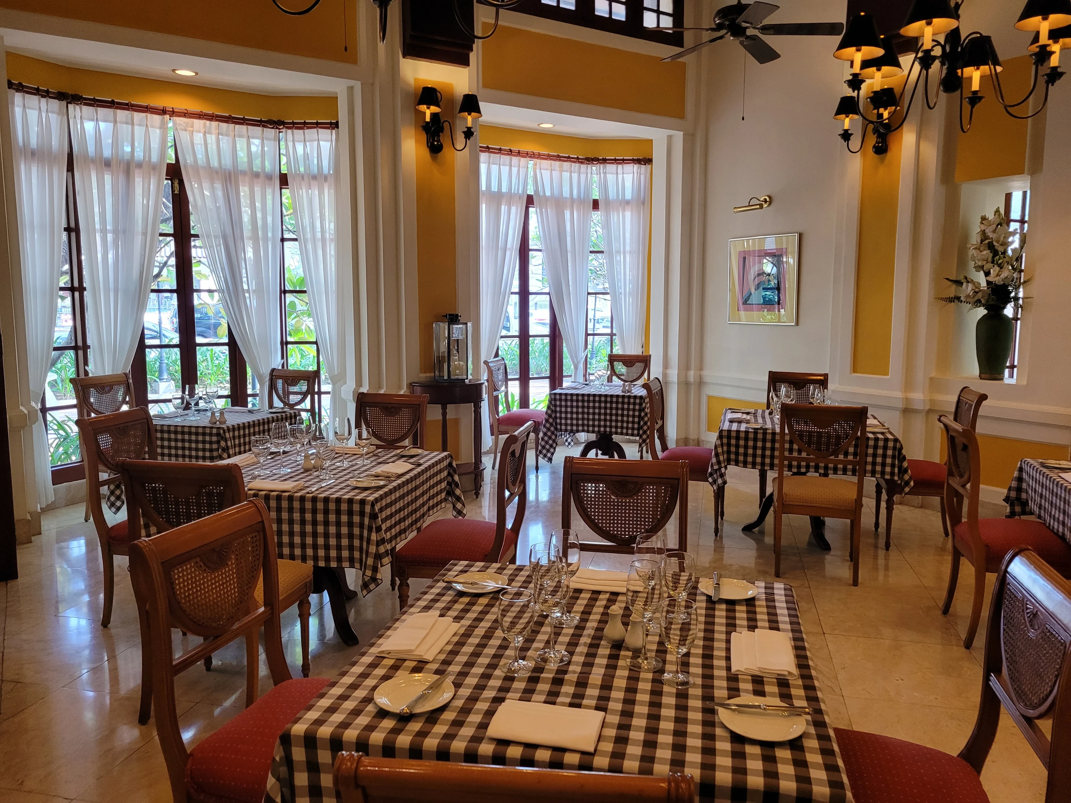 LA-Studiereis Evelyn- Settha palace- restaurant.webp