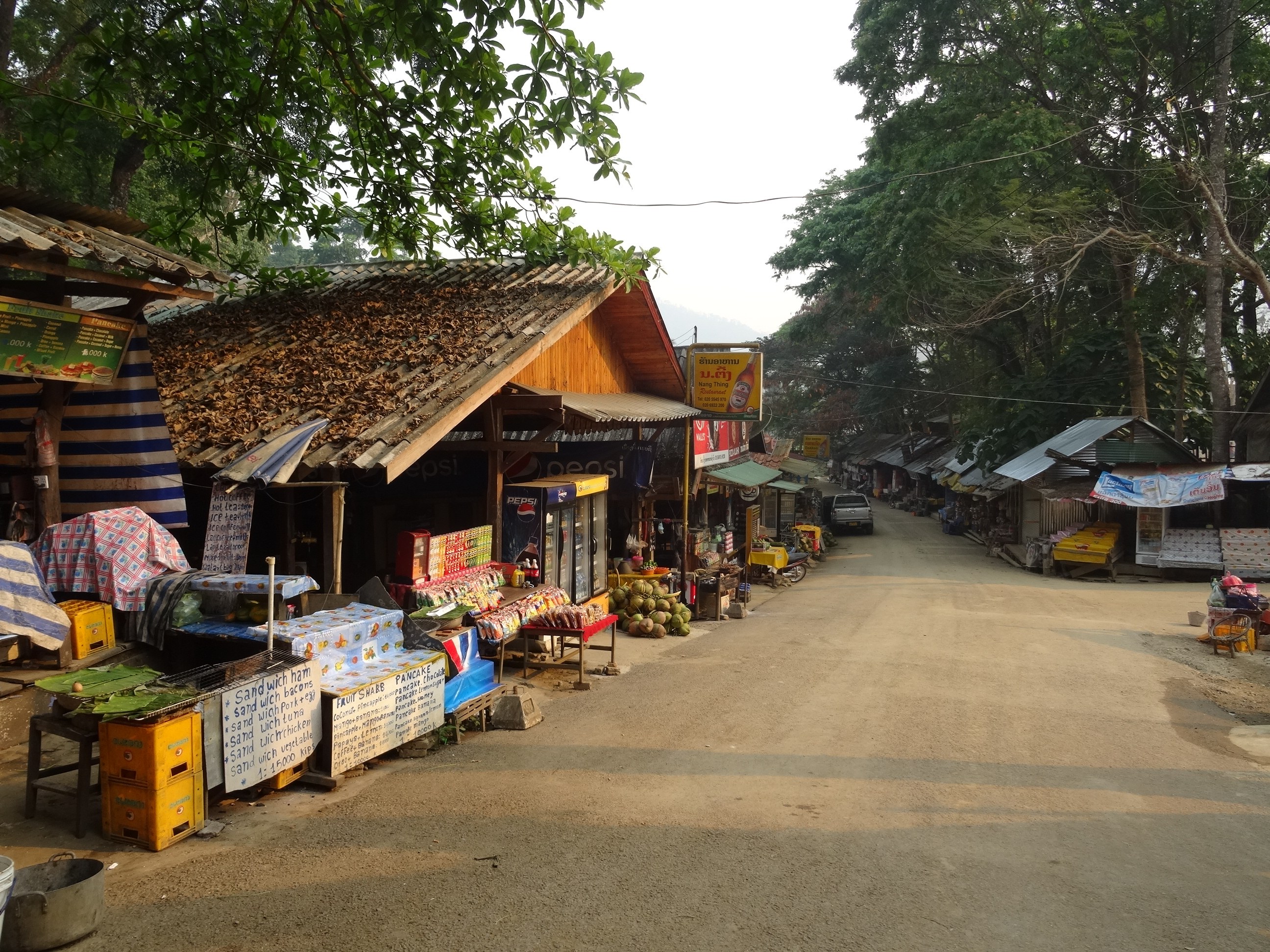 LA - Breakfast Kuang Si - Local market.JPG