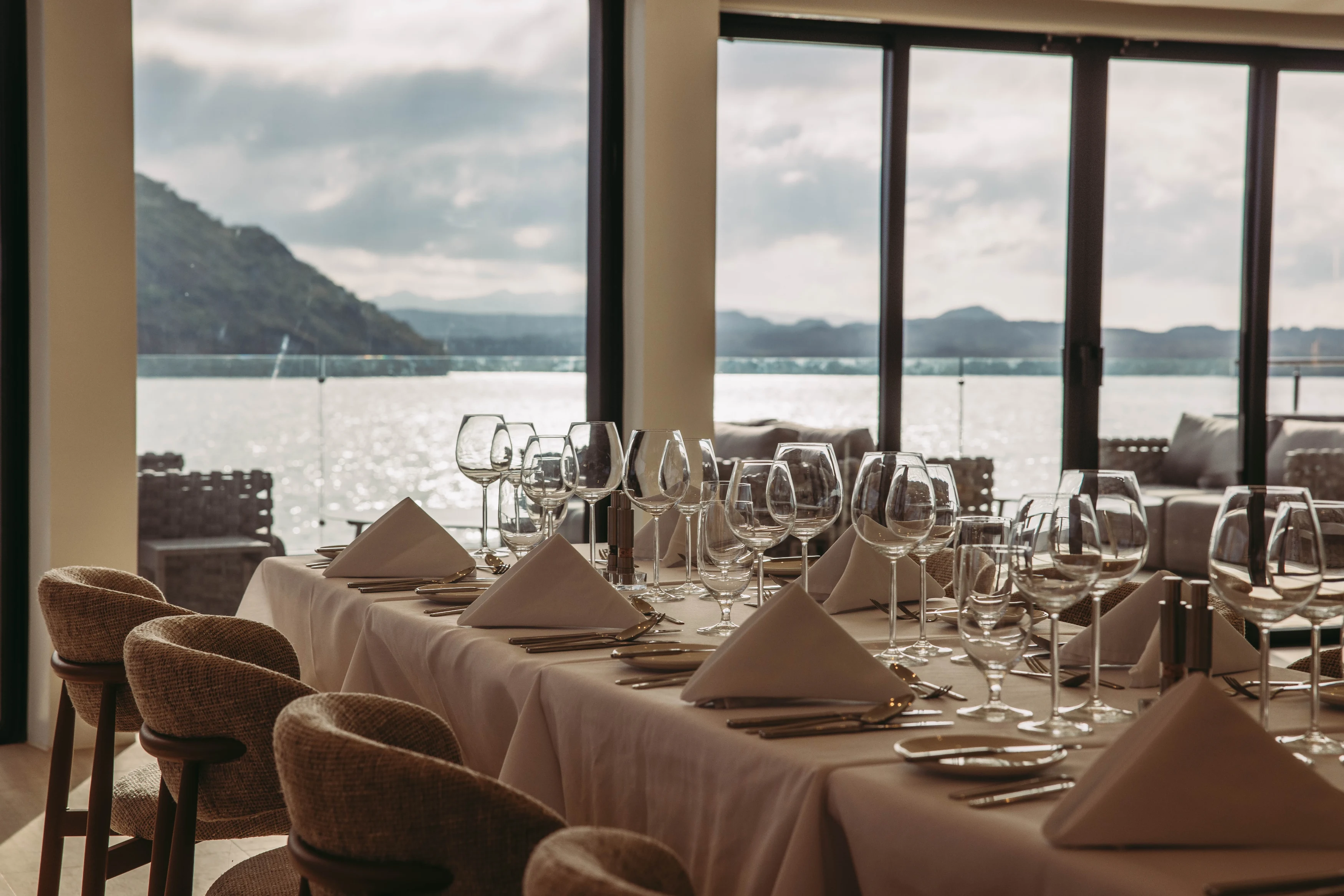 EC-Accommodatie-Hermes-Catamaran-Paradiso-Restaurant-Details.webp