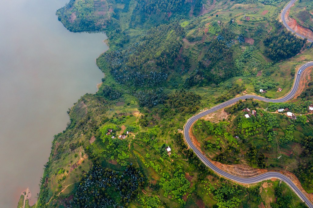 RW - Lake Kivu - Road.jpg