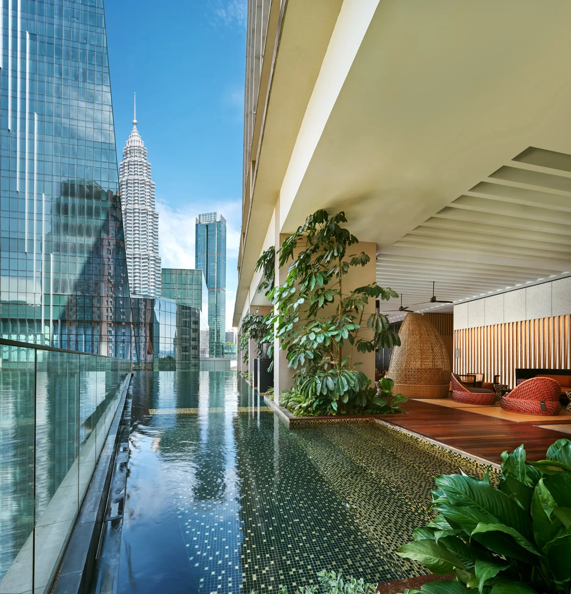 MY-Accommodatie-The RuMa-Cantilevered Swimming Pool.webp