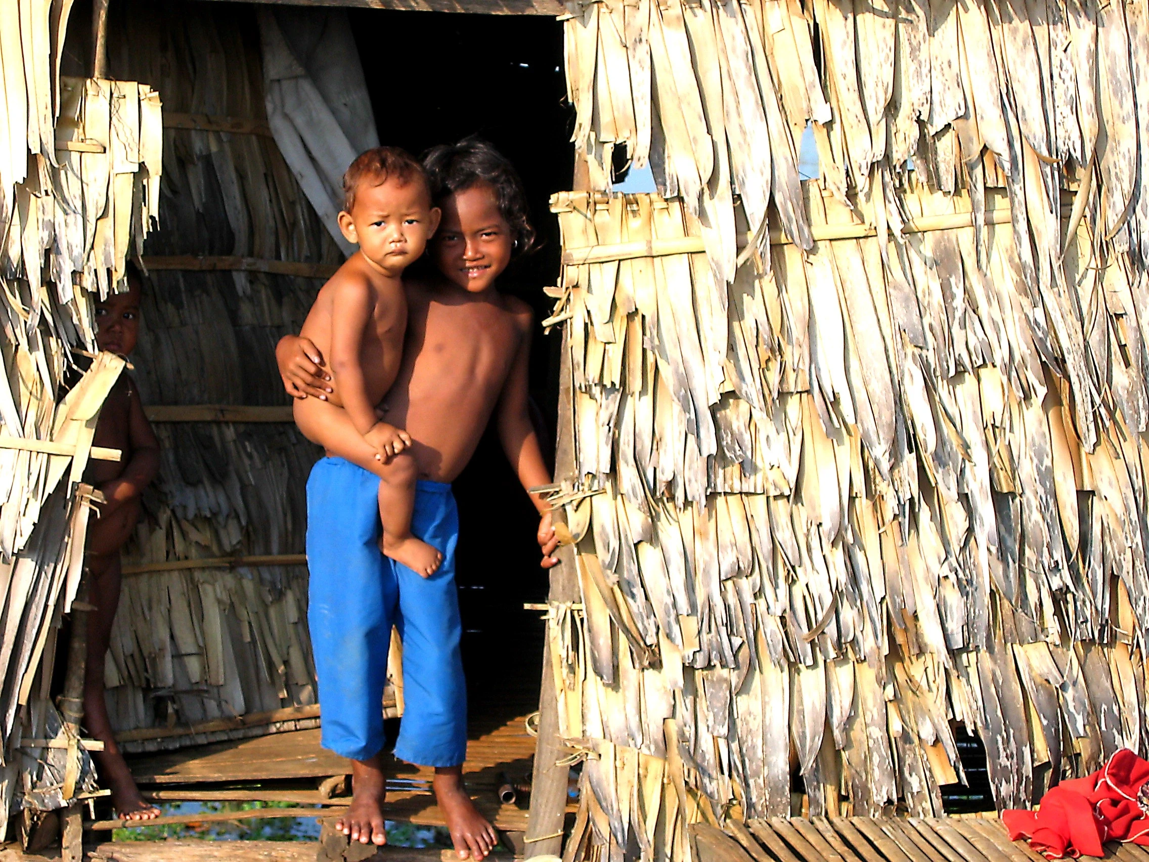 KH - Excursie - Tonle Sap kids.webp