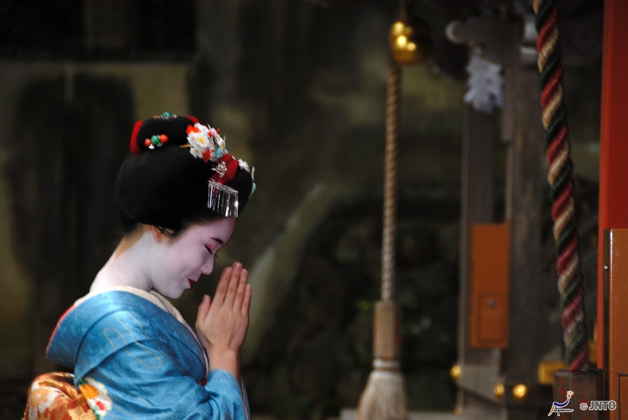 JP - Geisha Maiko Praying.jpg