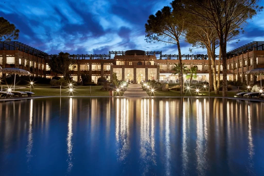 IT-accommodatie-La-Villa-del-Rey-Hotel view at night.webp