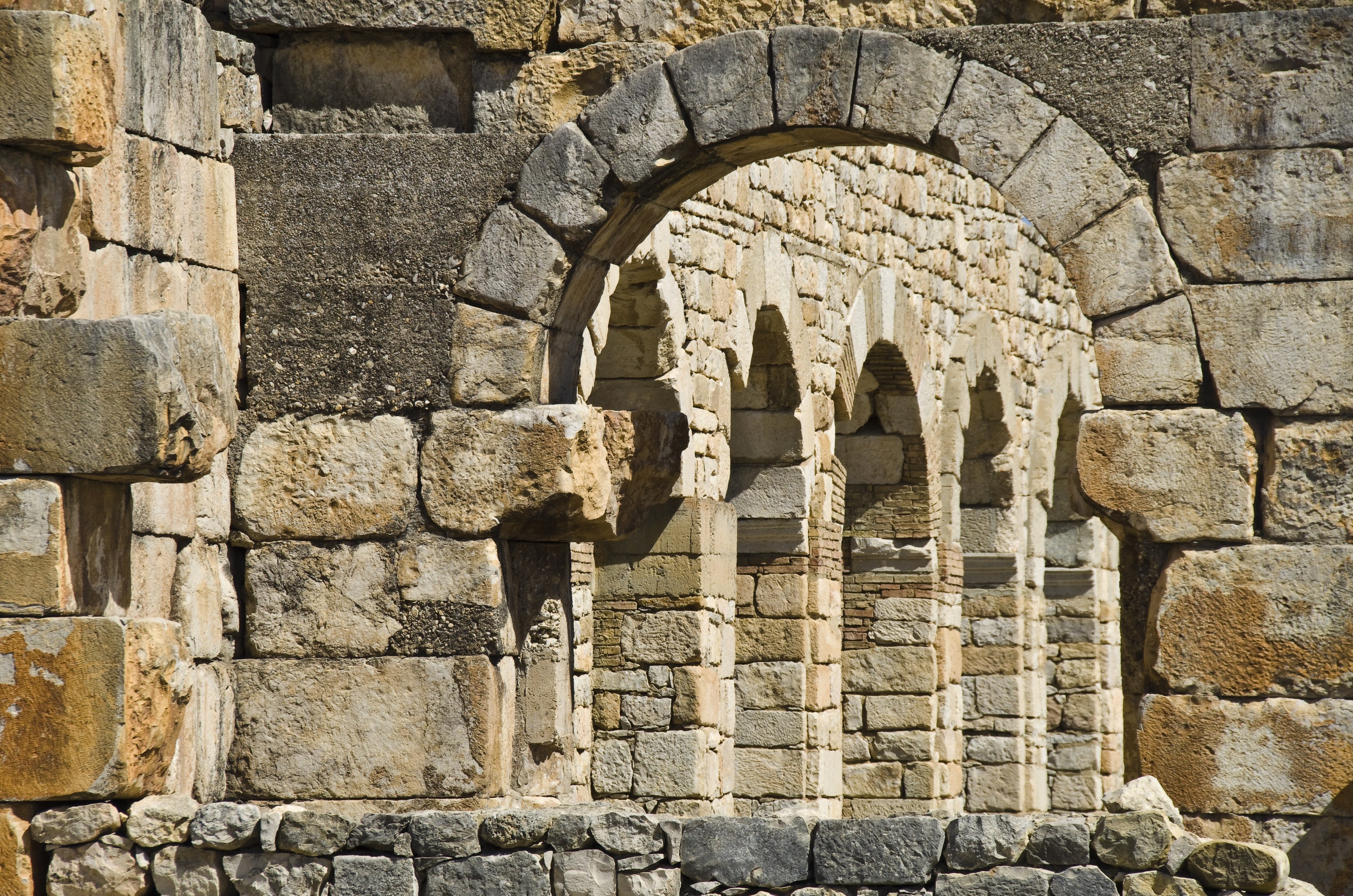 MA-Excursie-Volubilis-Chateau-+Roslane-Winery-ruines close up.jpg