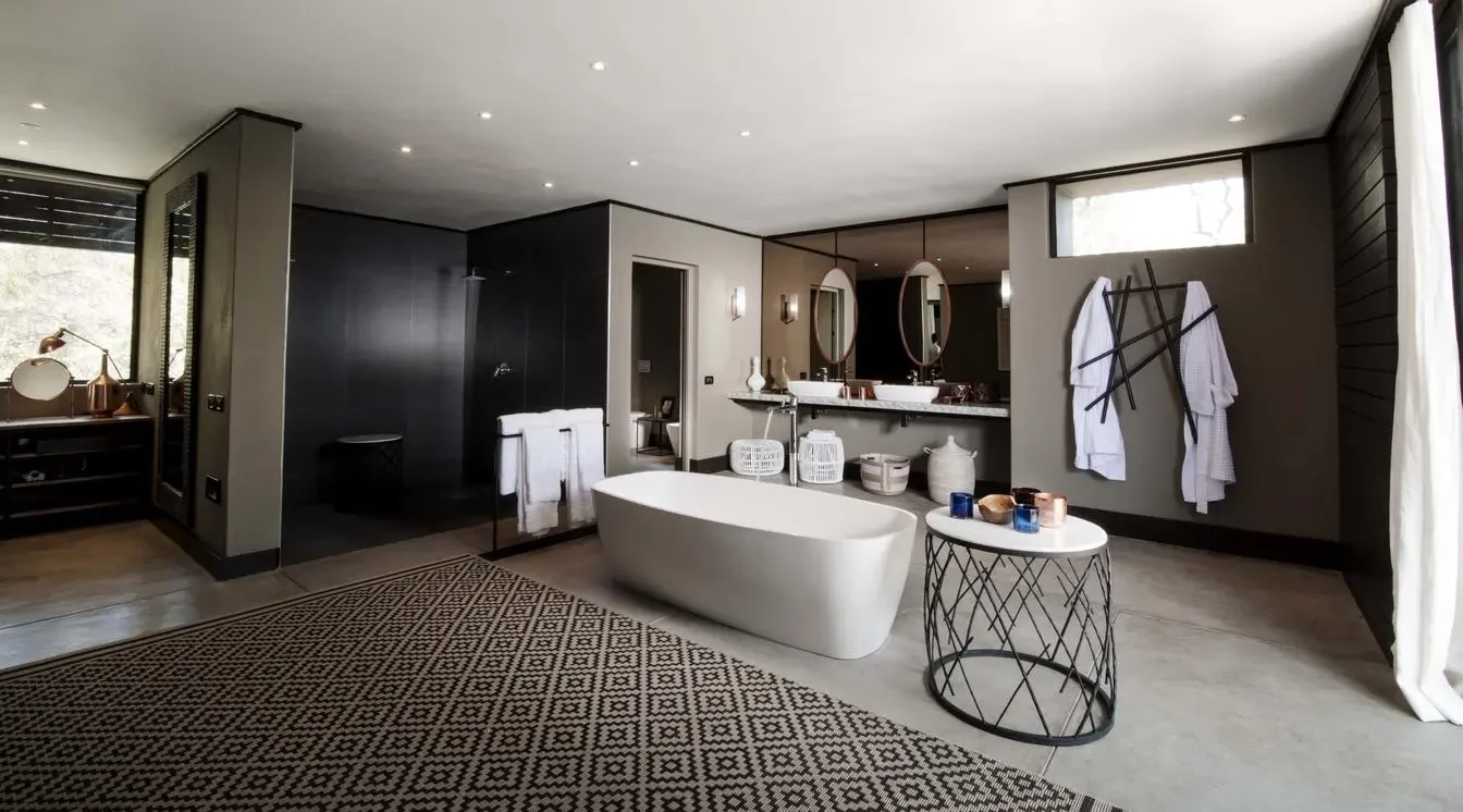 ZA-Accommodatie-Silvan-Safari-Lodge-bathroom.webp