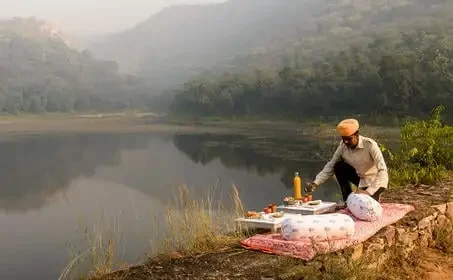 IN-Amanbagh-Picnic-Breakfast-Lake.webp