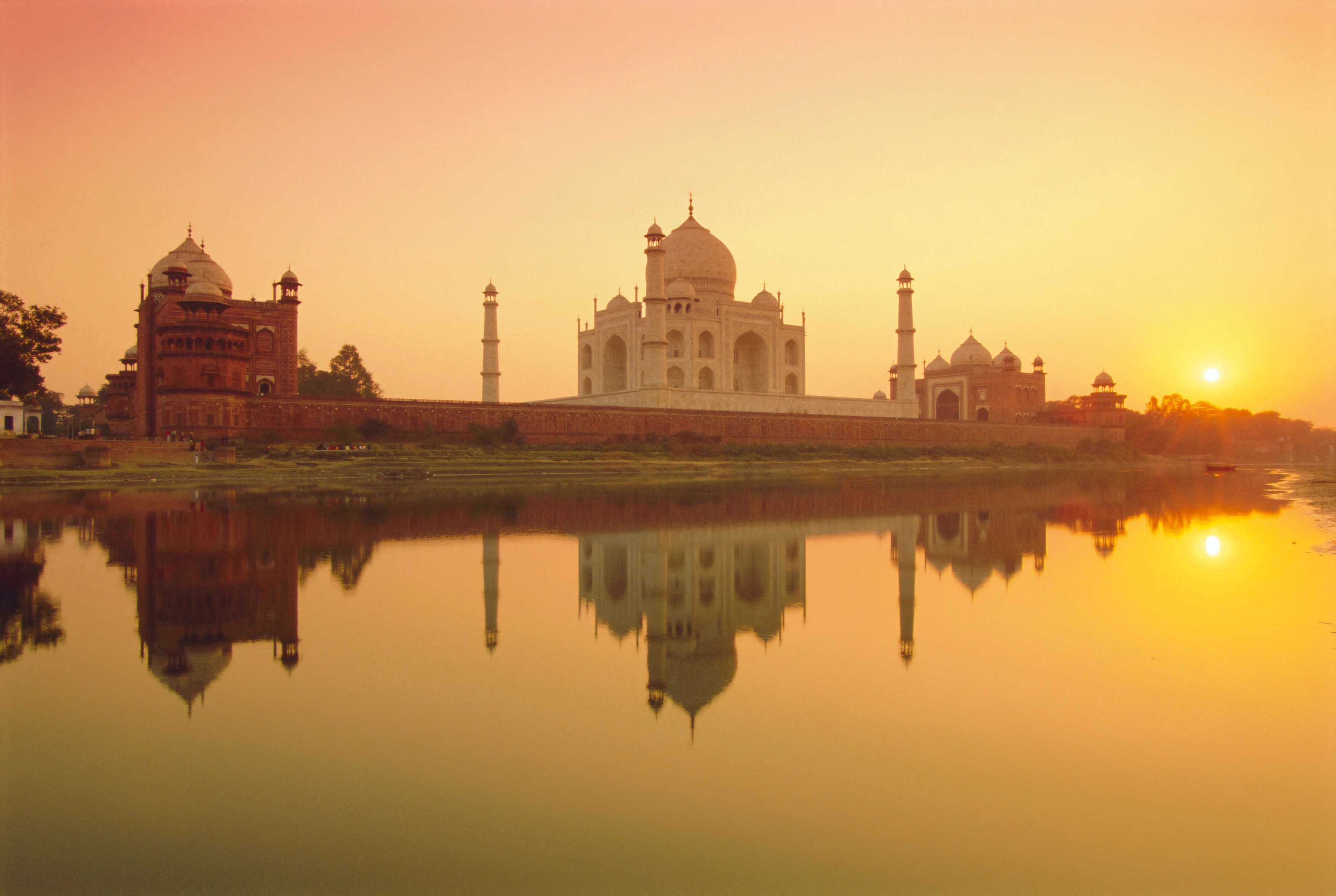 IN-Taj Mahal Sunset-Shutterstock.webp