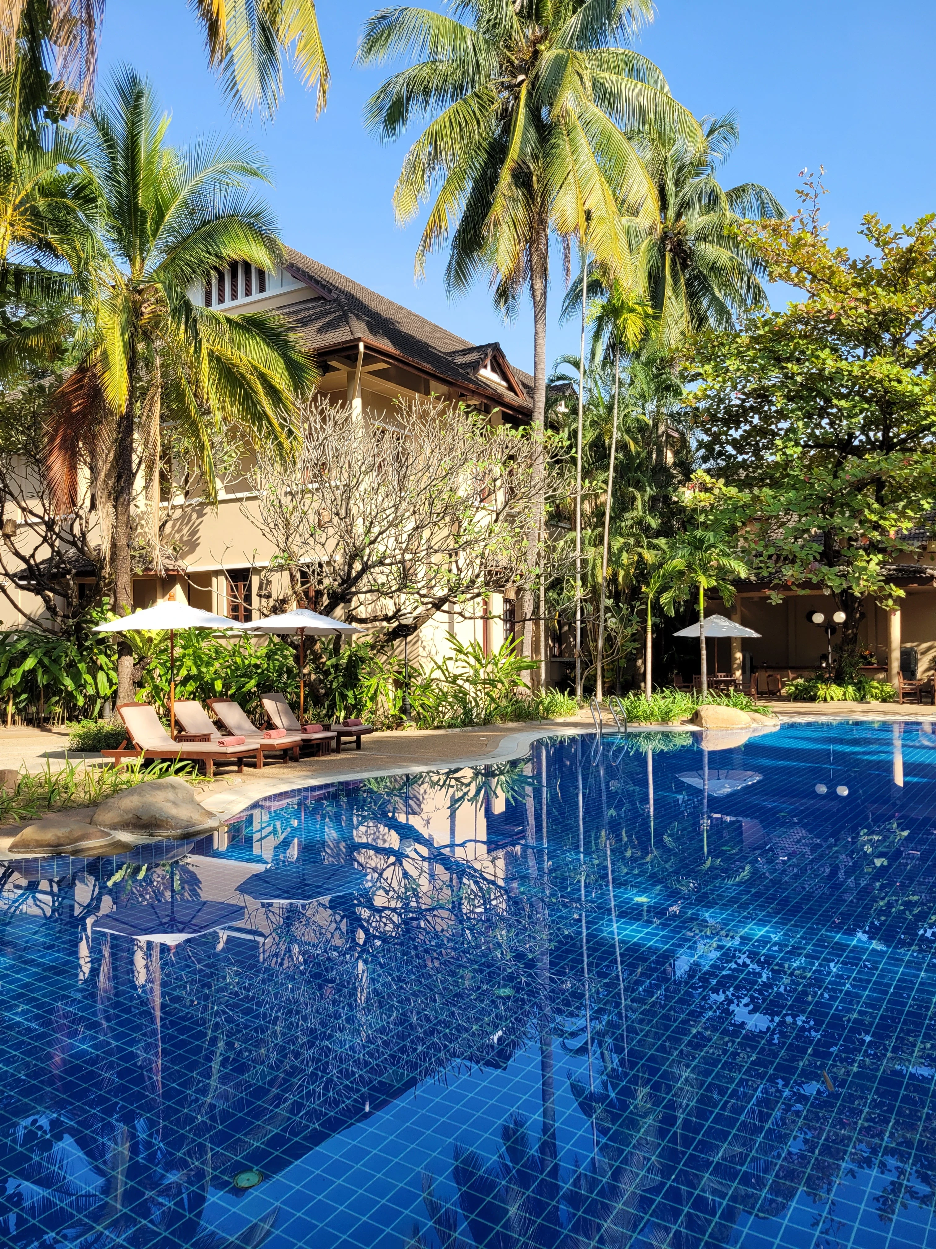 LA-Studiereis Evelyn- Settha palace Pool (3).webp