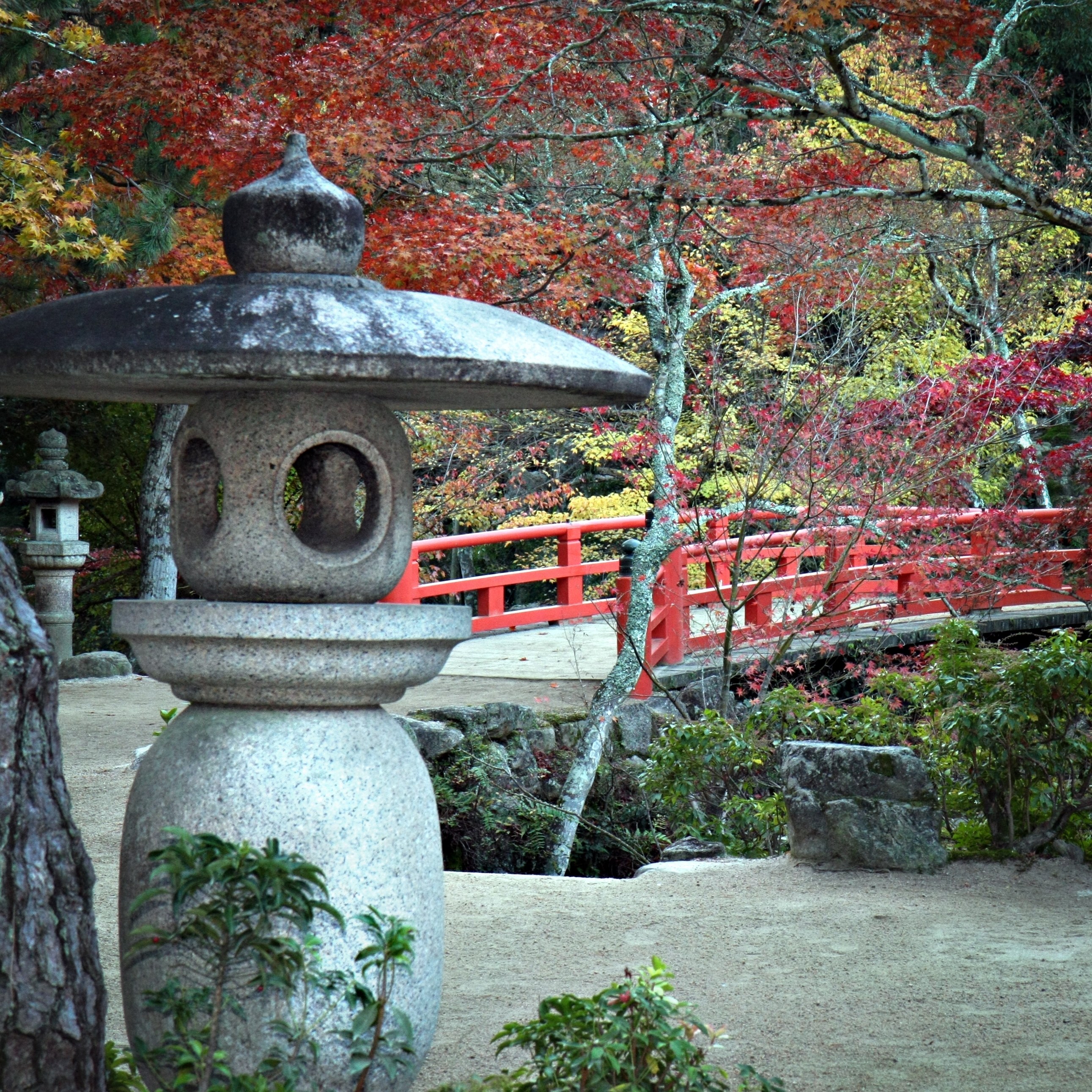 JP - Hiroshima Lantern and Bridge.jpg