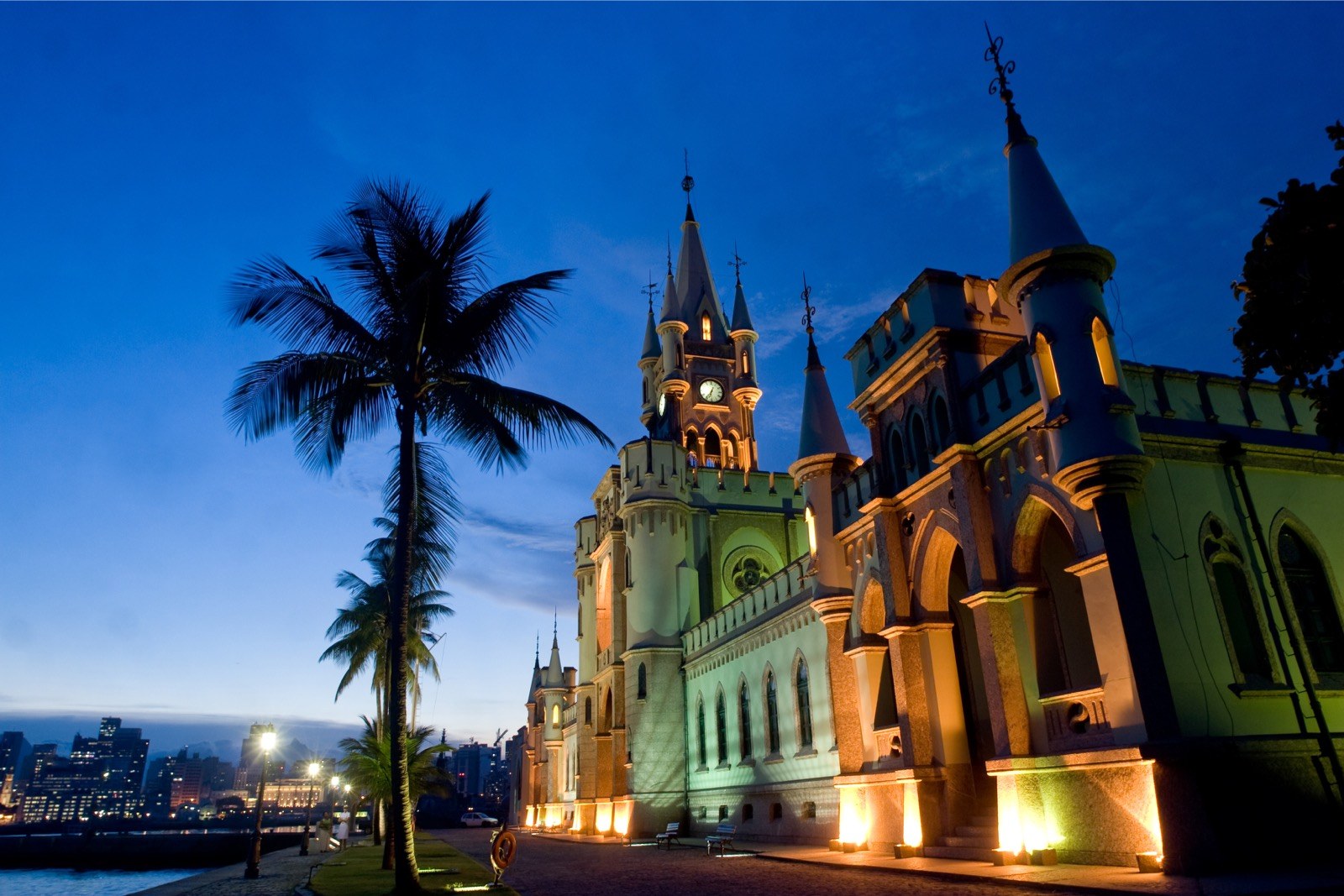 BR_-_Rio_by_night_-_Castle.jpg
