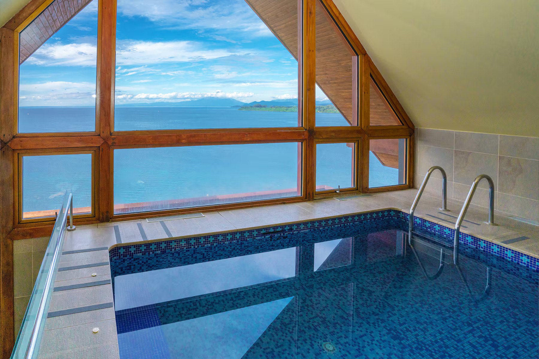 CL - Accommodatie - Hotel Wyndham Puerto Varas Pettra Hotel - Pool.jpg
