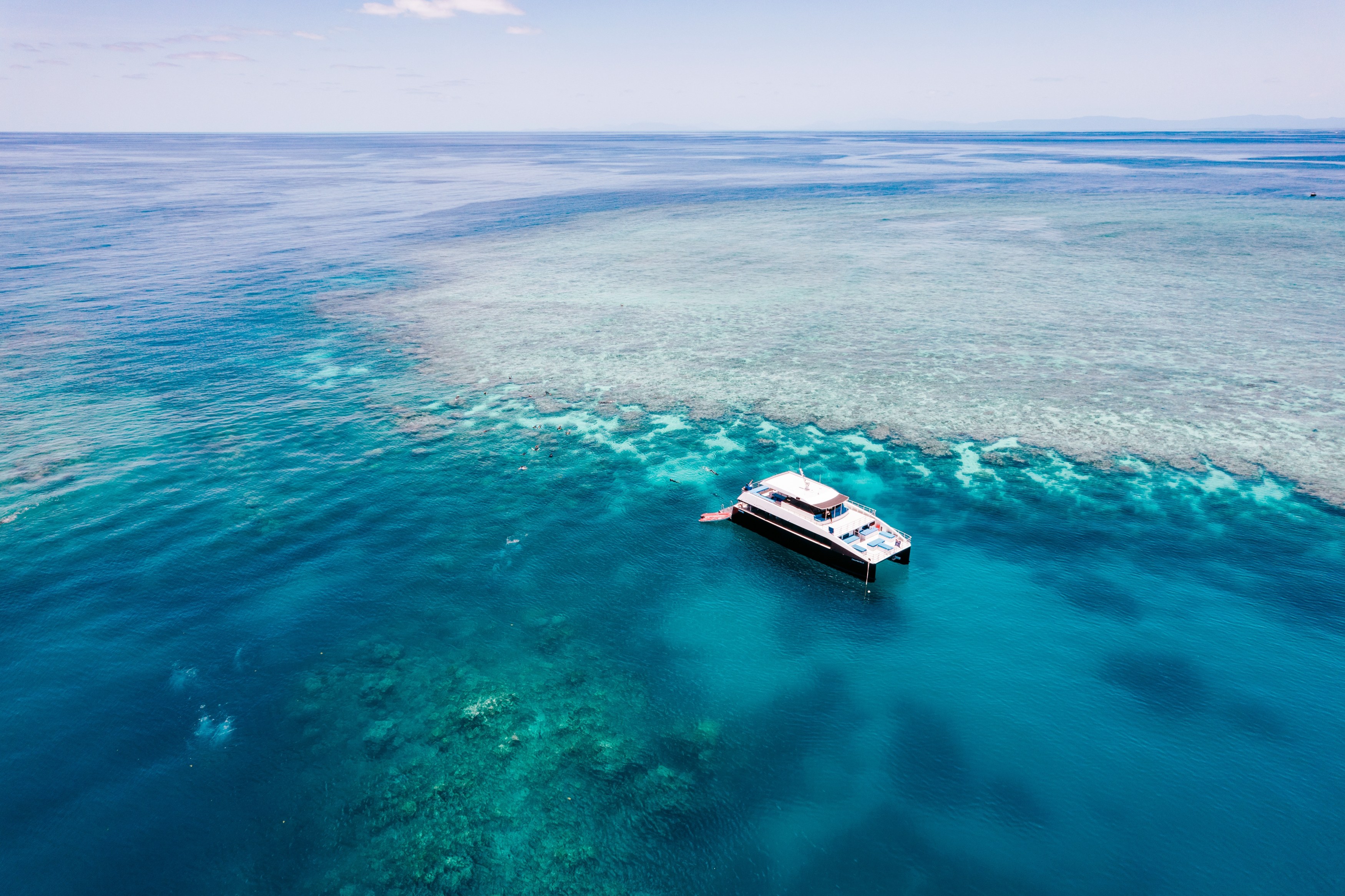 AU-Cairns-Boat_on_Great_Barrier_Reef.jpg