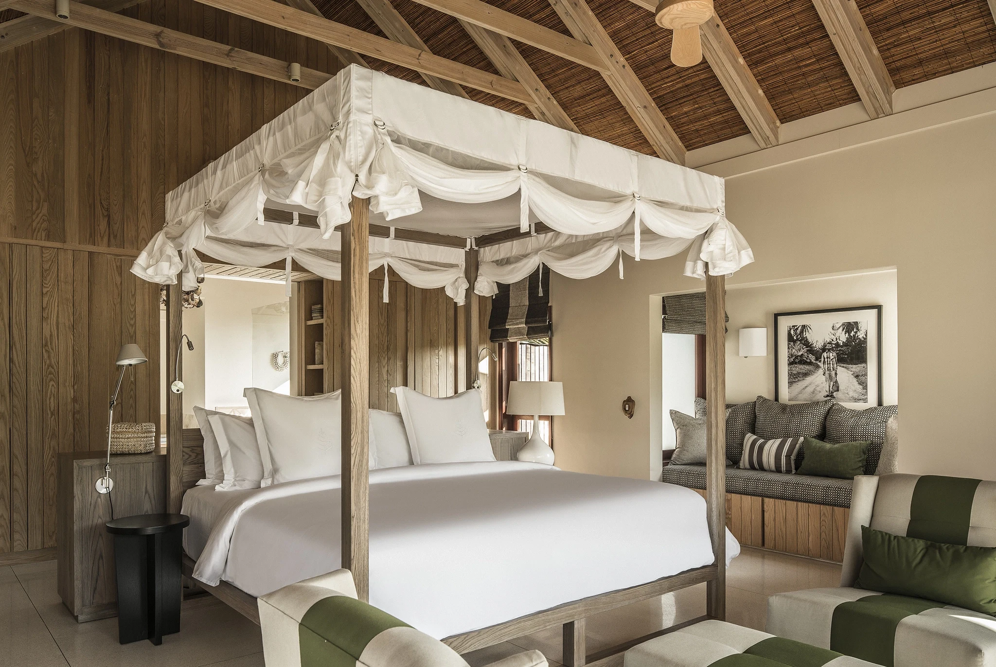 SC - Four Seasons Desroches - Residence Bungalow bedroom.webp