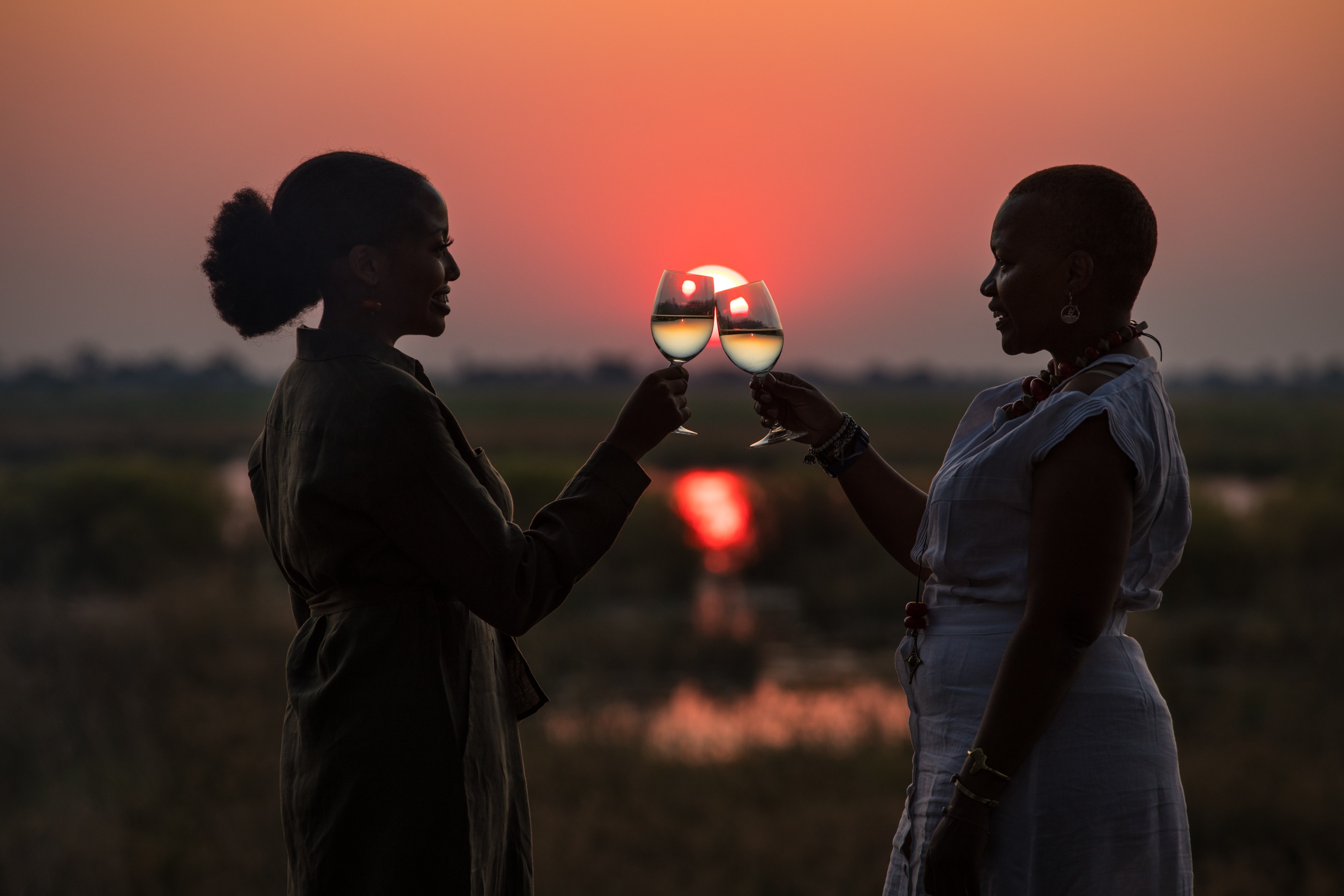 BW-Accommodatie-Zarafa-Camp-Sunset-Drinks-Cheers.jpg
