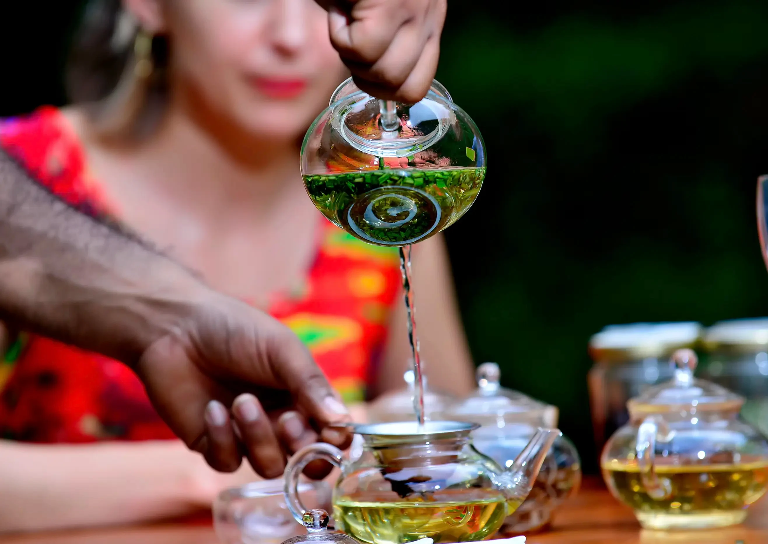 LK- Excursie- nine skies bungalow- Teaology pouring.webp
