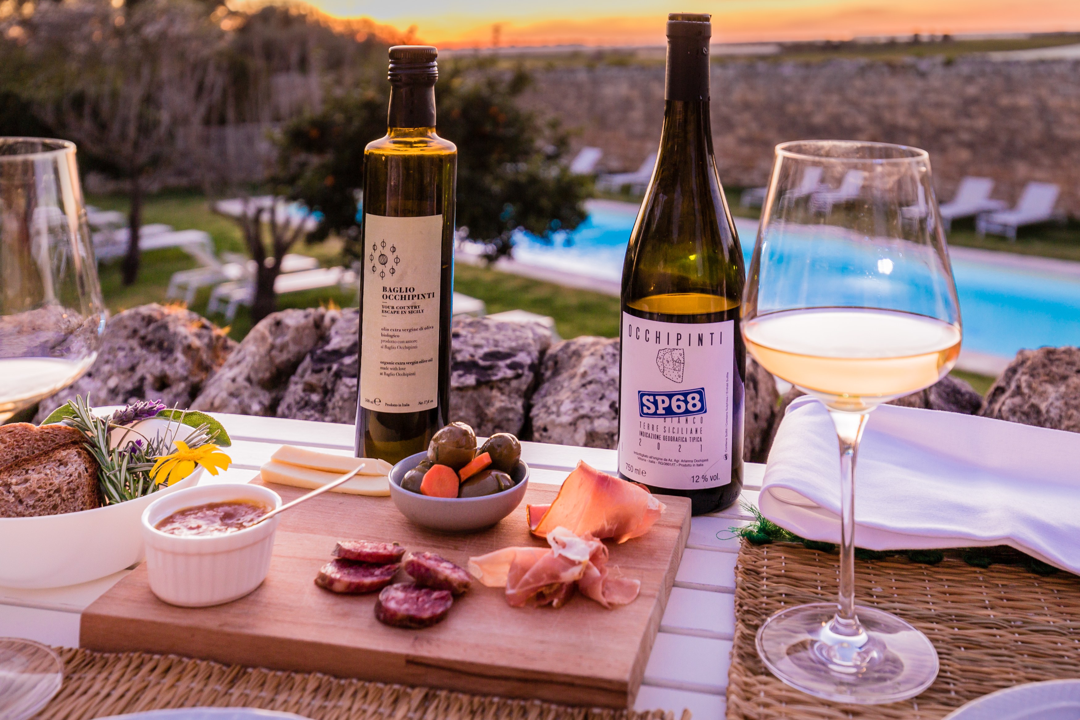 IT - Accommodatie - Baglio Occhipinti - Aperitif by the pool with sunset 3.jpg