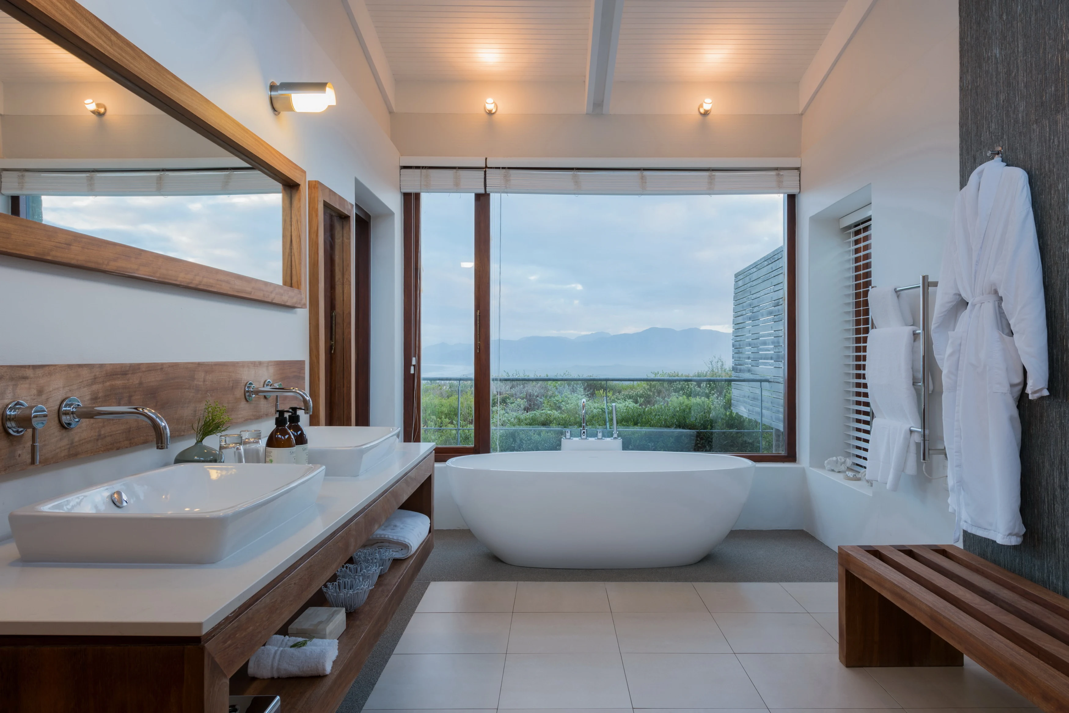 ZA-Accommodatie-Grootbos Forest Lodge- suite 23 bathroom.webp