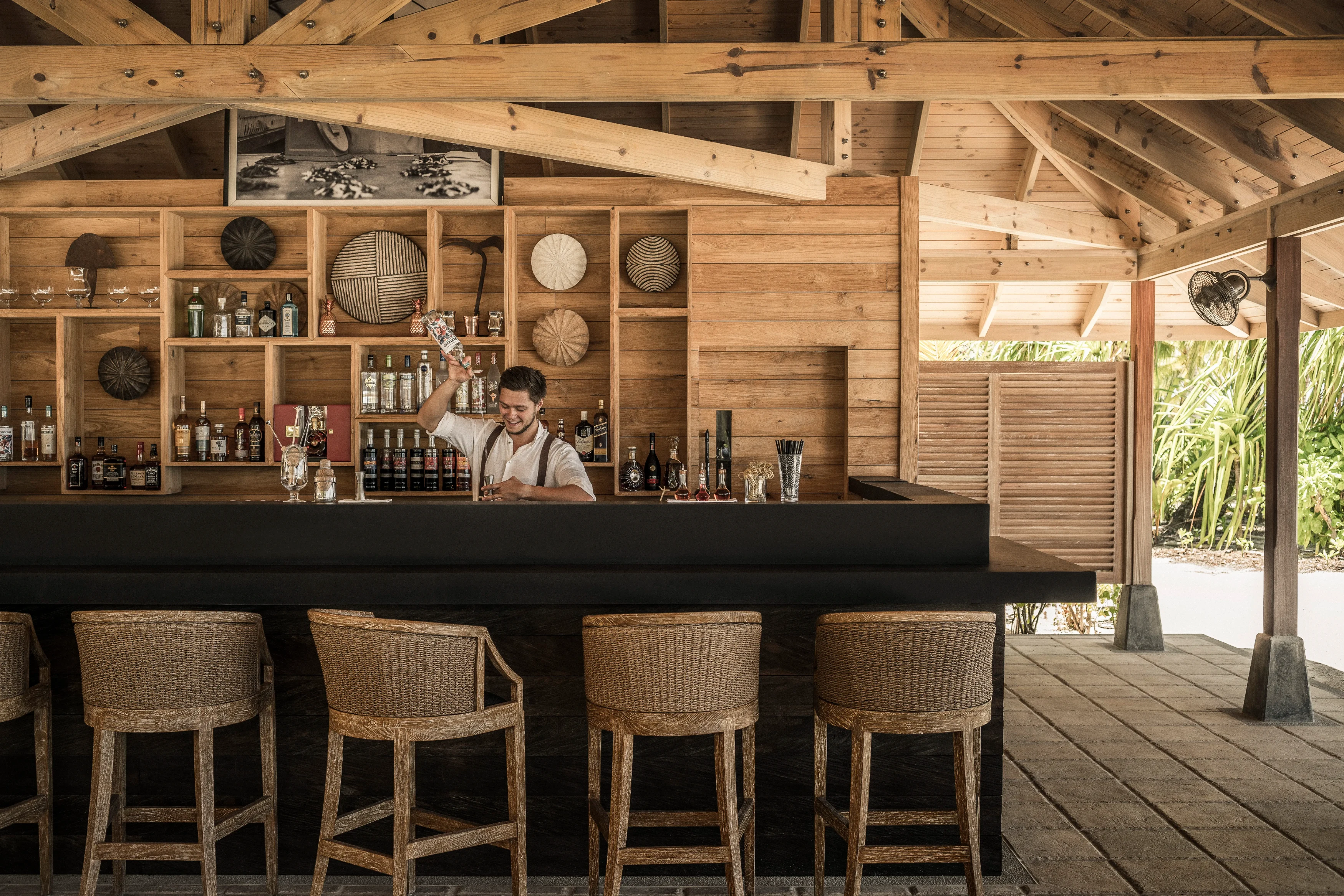 SC - Four Seasons Desroches - Bar.webp