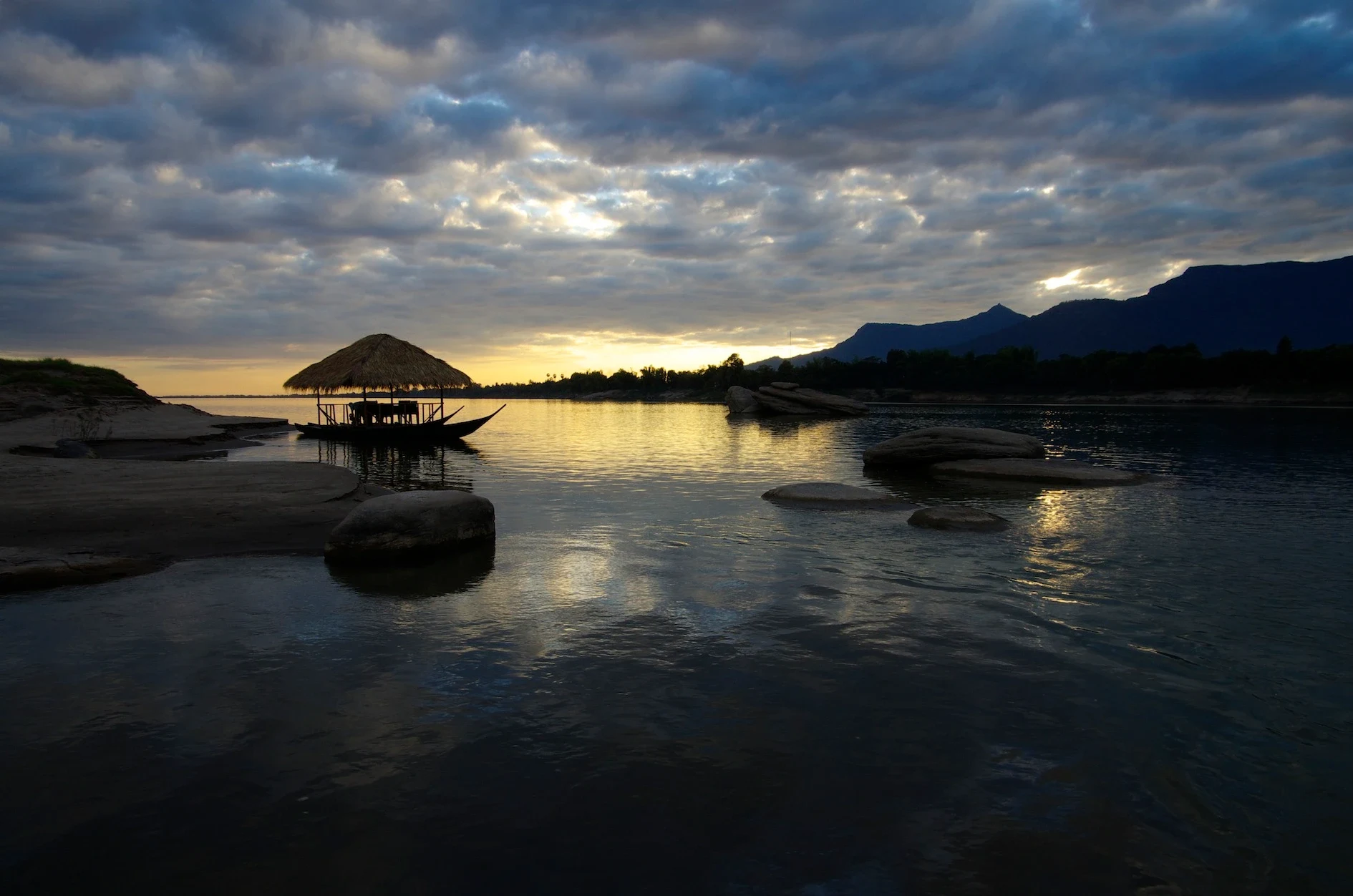 LA - The River Resort - River Boat at dawn.webp
