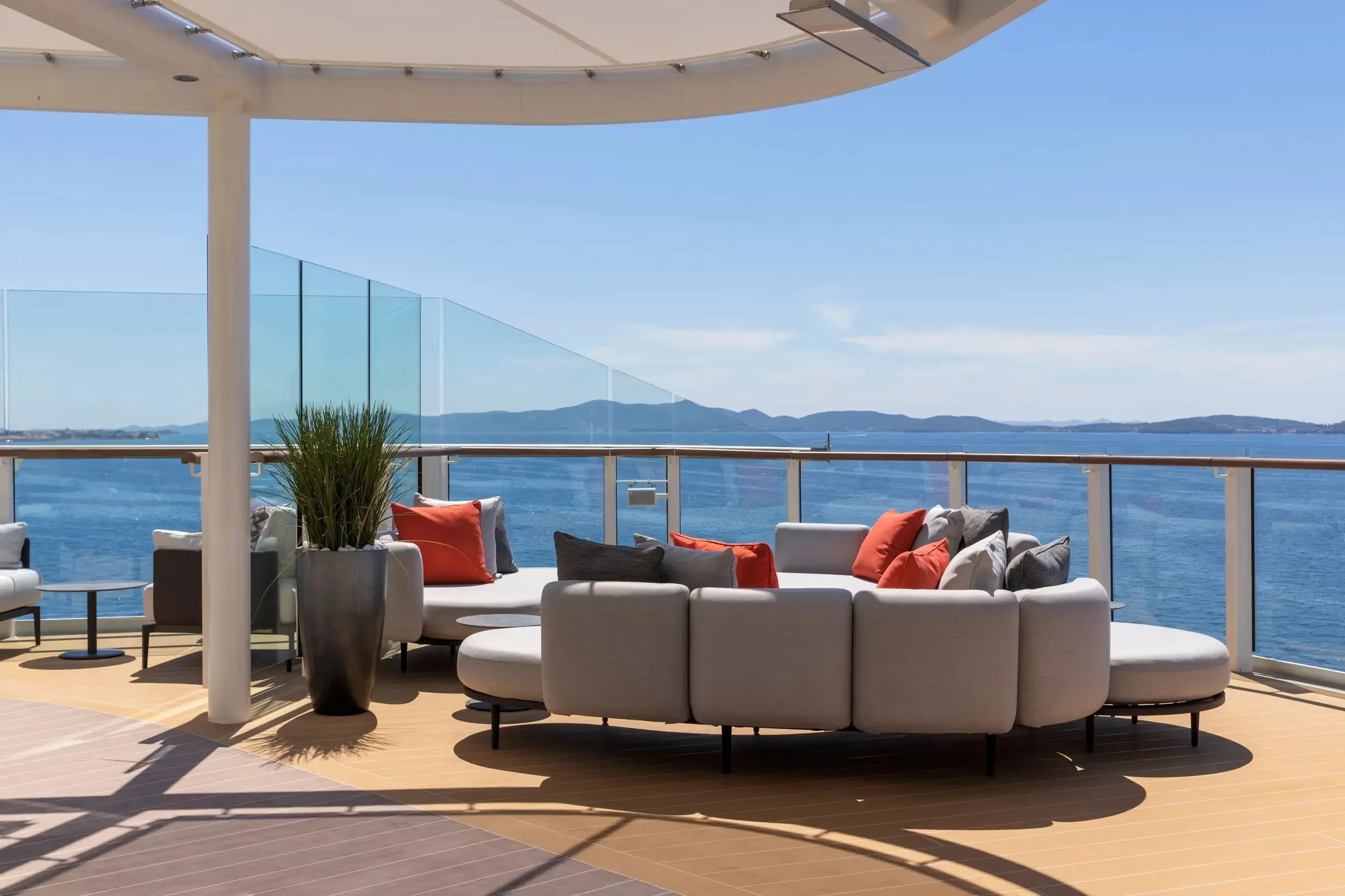 CA - Silver Nova Cruise - Bar.webp