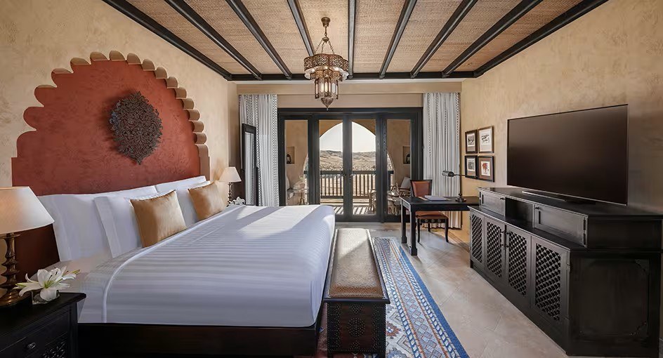 AE - Qasr Al Sarab Desert Resort by Anantara - slaapkamer bed 2.jpg