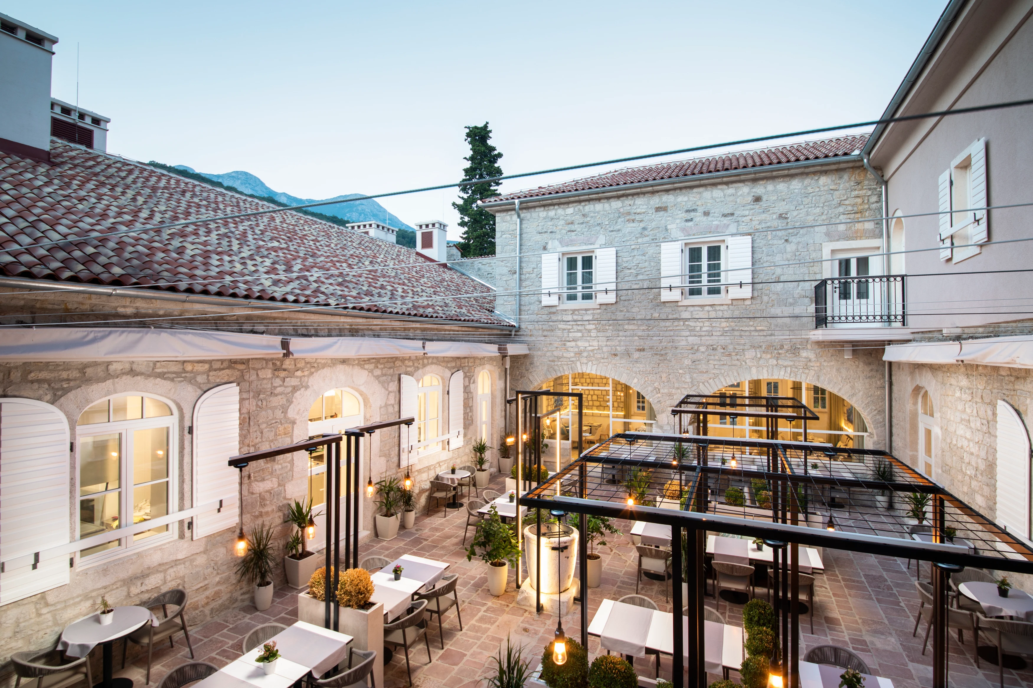 ME - Lazure Hotel & Marina -courtyard.webp