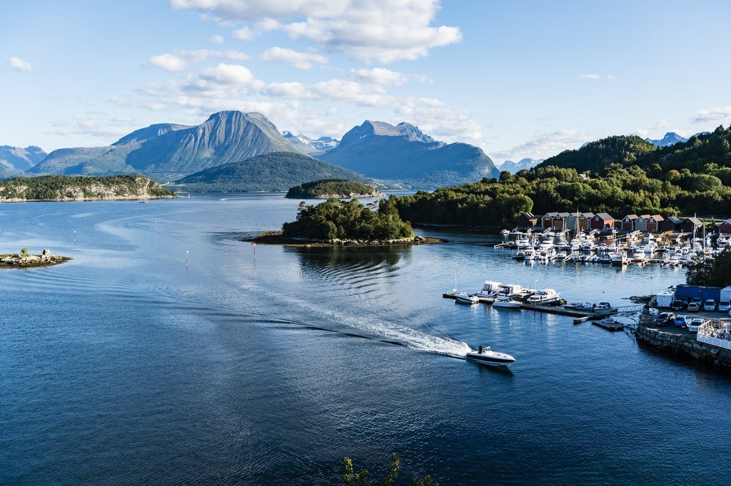 NO-Alesund-Harbour.jpg