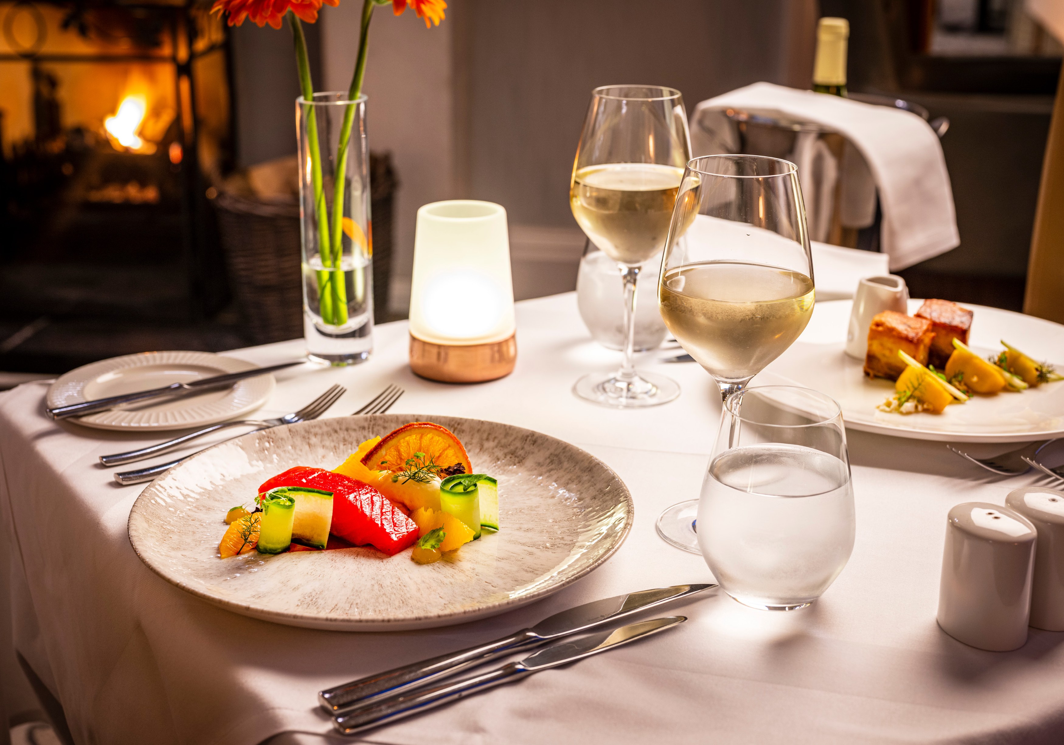 GB - accommodatie Ness Walk hotel Torrish Restaurant with open fire.jpg