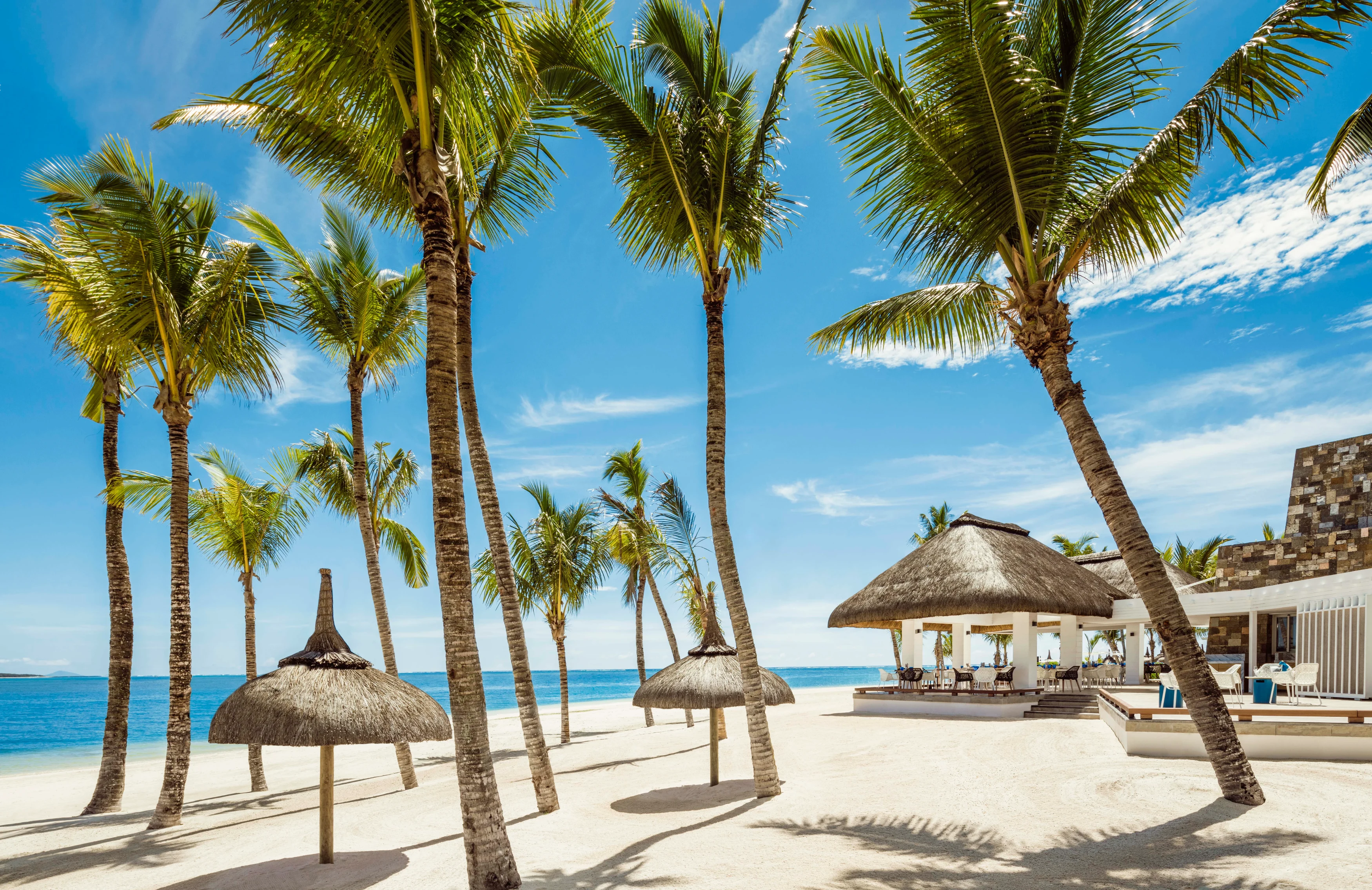 MU - Accommodatie - One & Only Le Saint Geran -F&B_La_Pointe_Resturant_Beach_Exterior.webp
