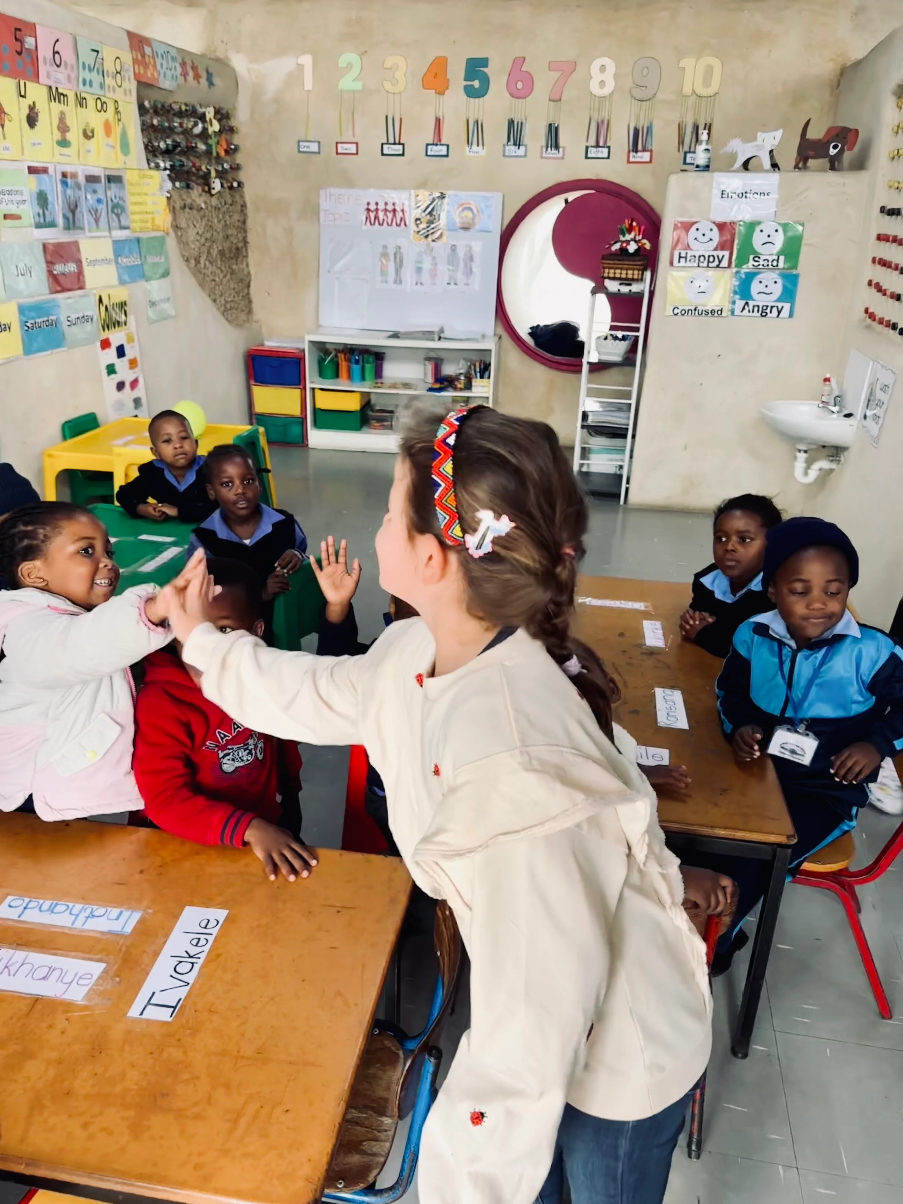ZA-Evelien 2024-Uthando-Basisschool bezoek- High Five.webp
