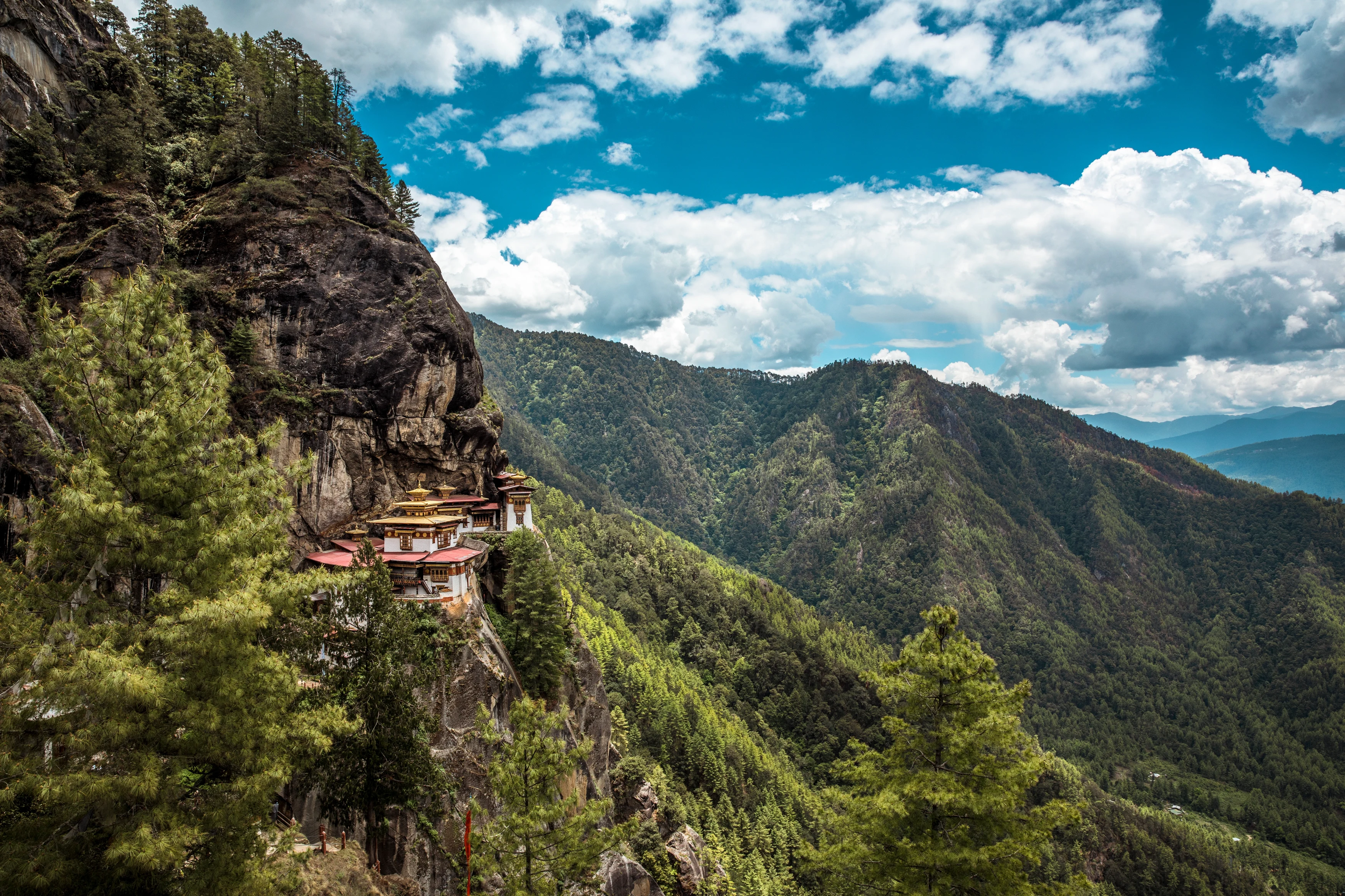 BT-excursie-Taktsang-Monastery-Tiger-Nest-View-of-the-Monastery.webp