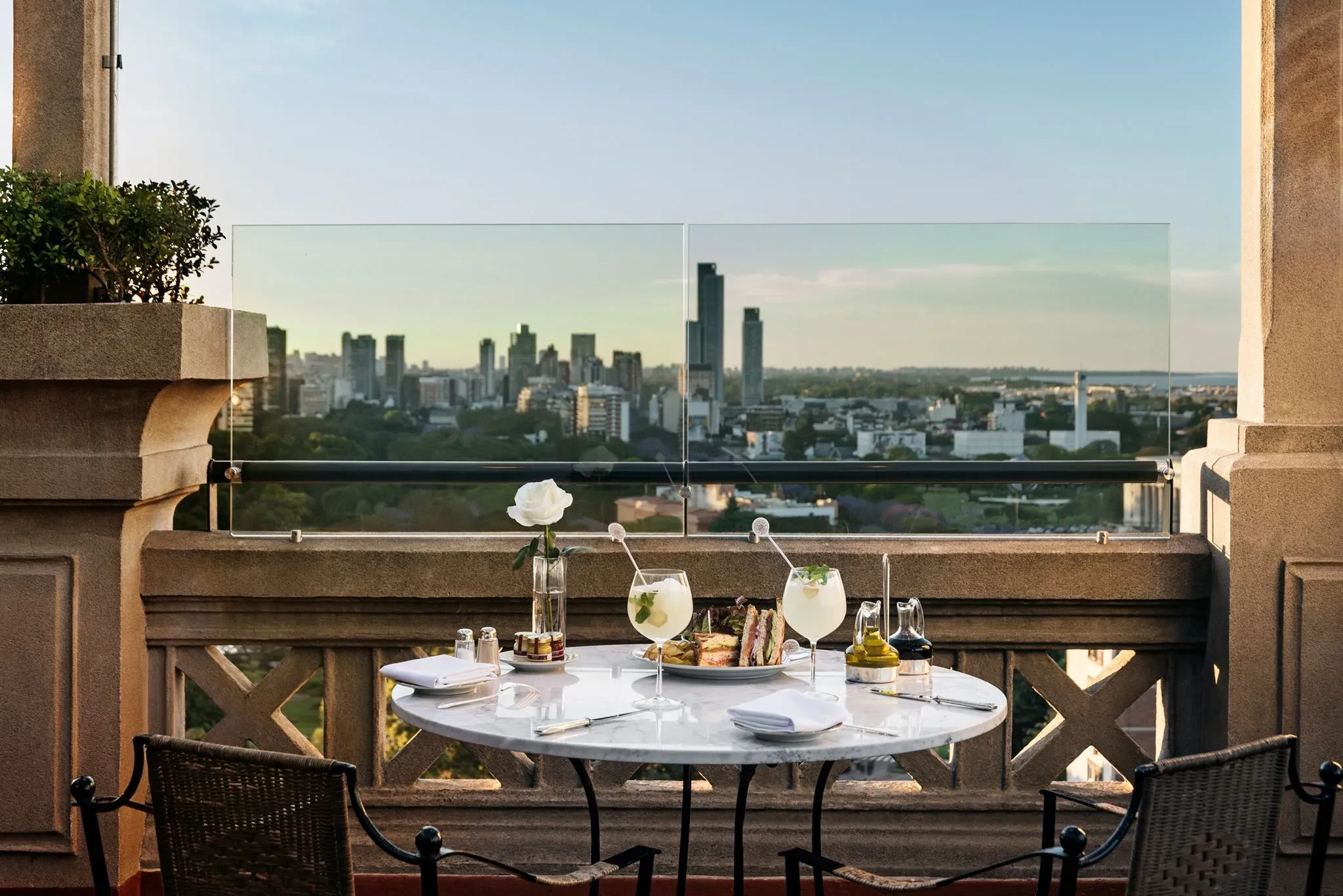 AR - accommodatie -Alvear Palace- Rooftop drinks.webp